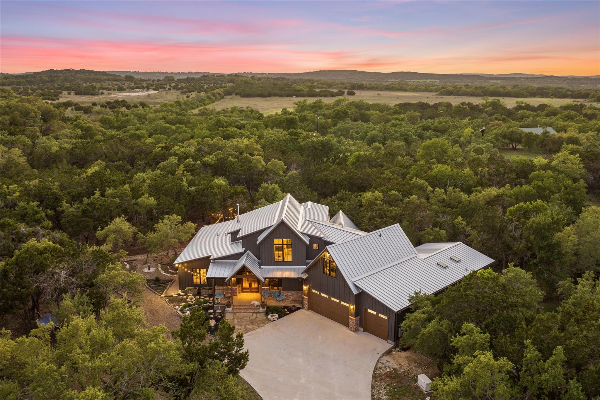 215 Whispering Oaks Ln, Dripping Springs, TX 78620