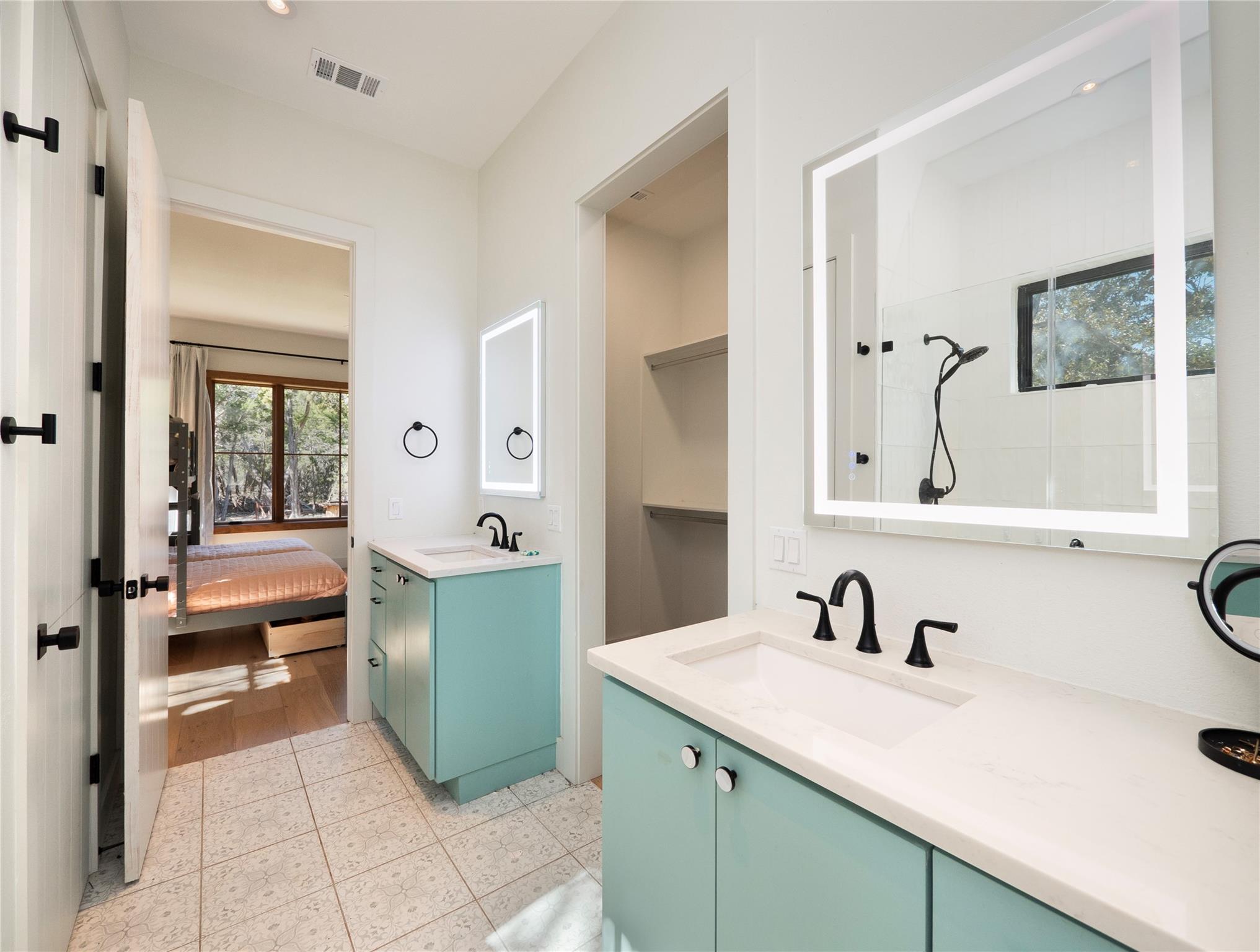 215 Whispering Oaks Ln, Dripping Springs, TX 78620