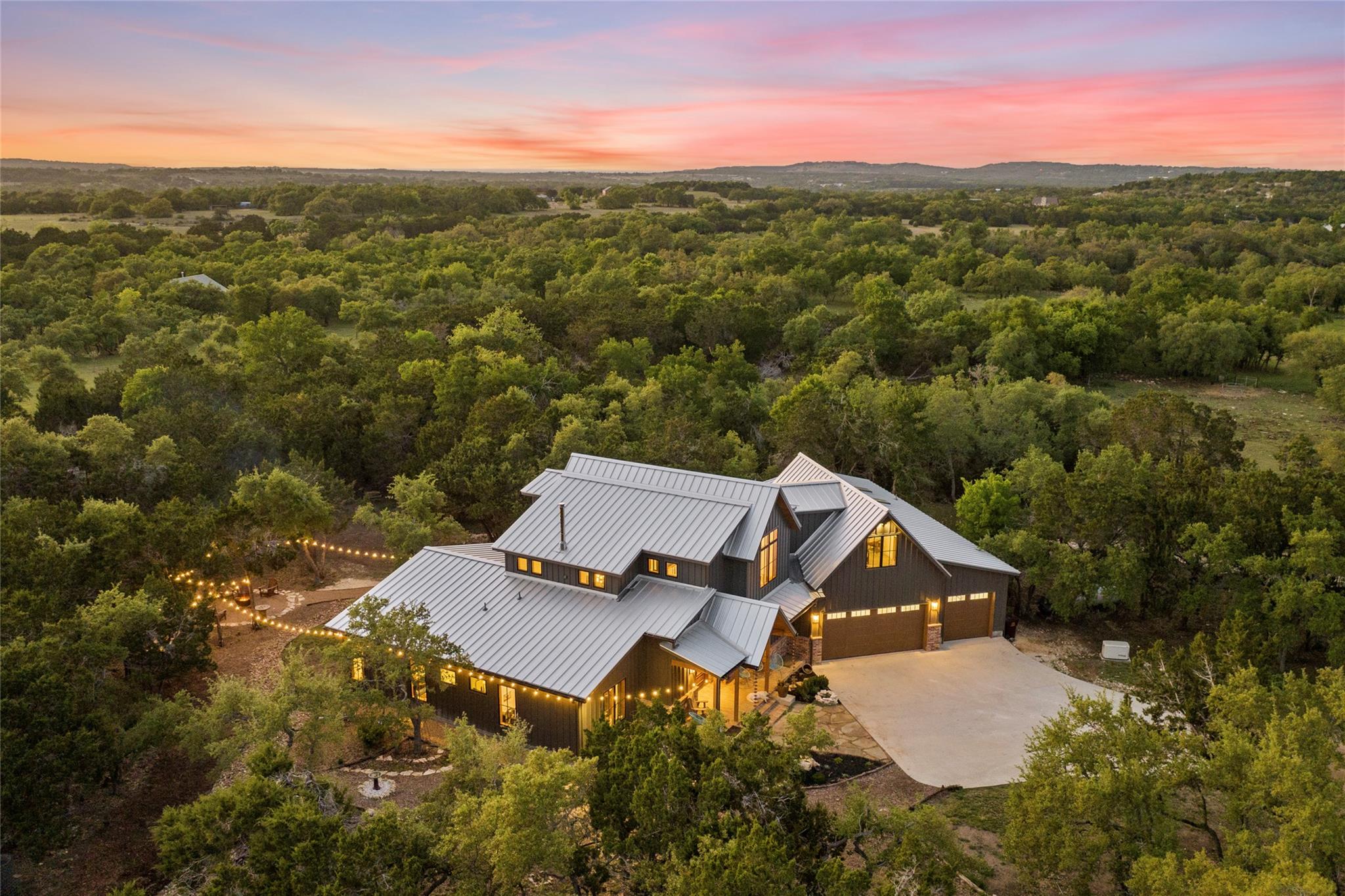215 Whispering Oaks Ln, Dripping Springs, TX 78620