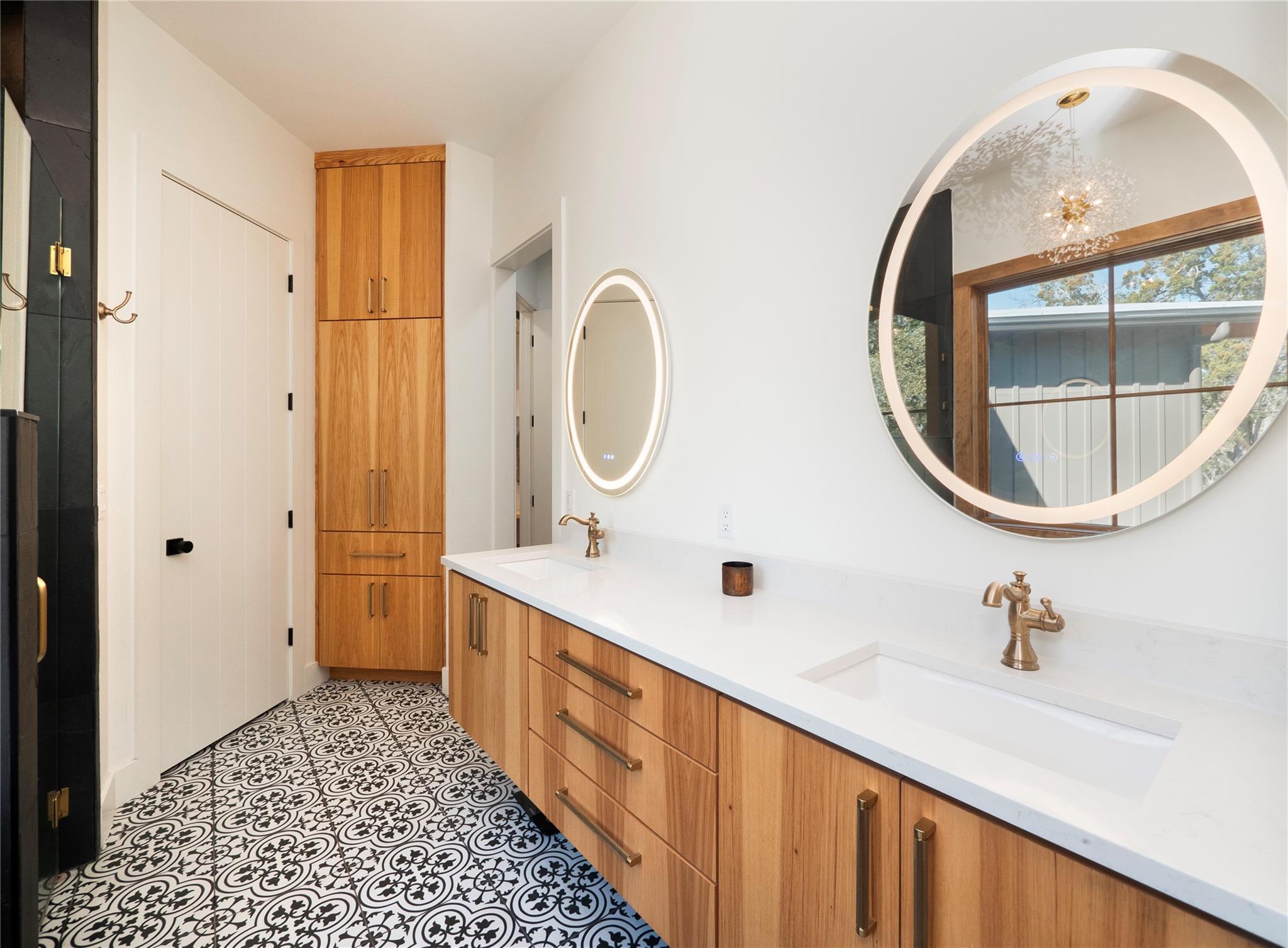 215 Whispering Oaks Ln, Dripping Springs, TX 78620