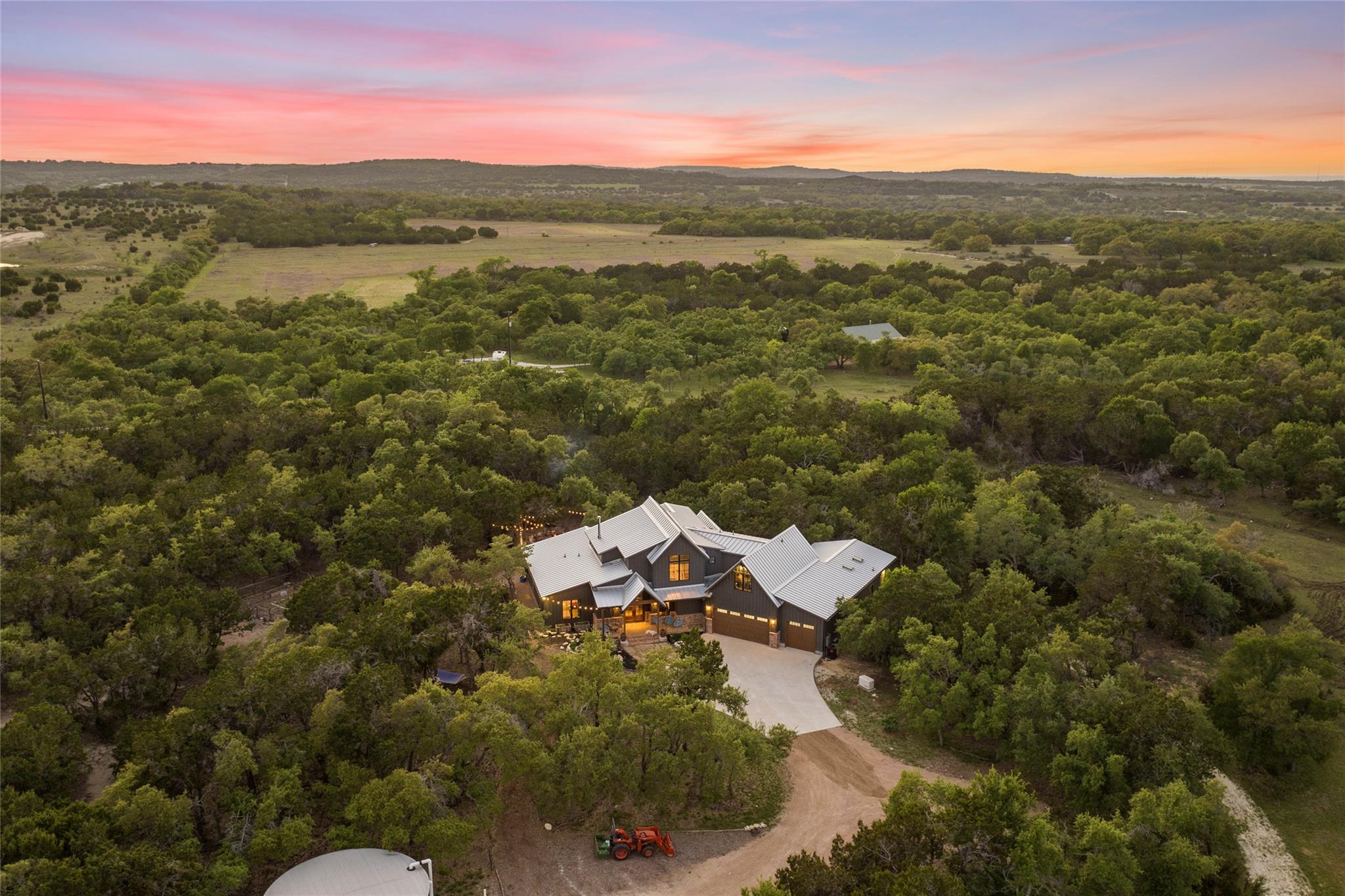 215 Whispering Oaks Ln, Dripping Springs, TX 78620