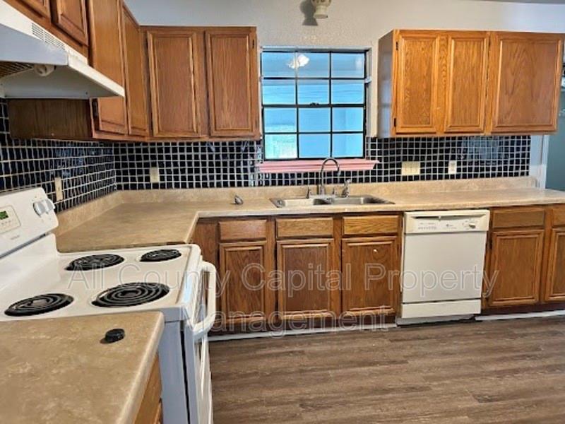 1128 Field St, San Marcos, TX 78666