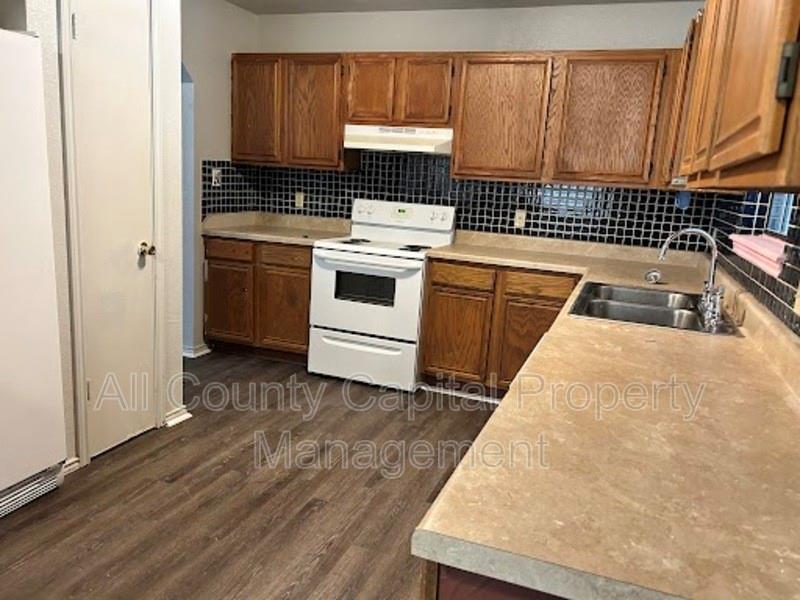 1128 Field St, San Marcos, TX 78666