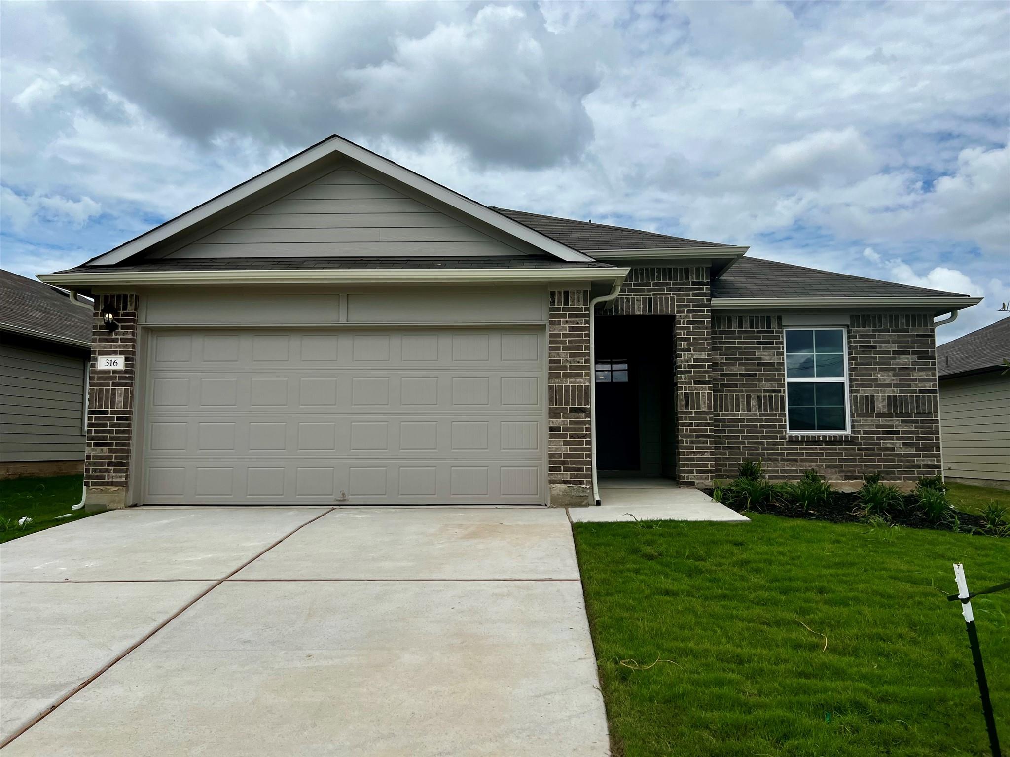 316 Abbey Ln, Lockhart, TX 78644