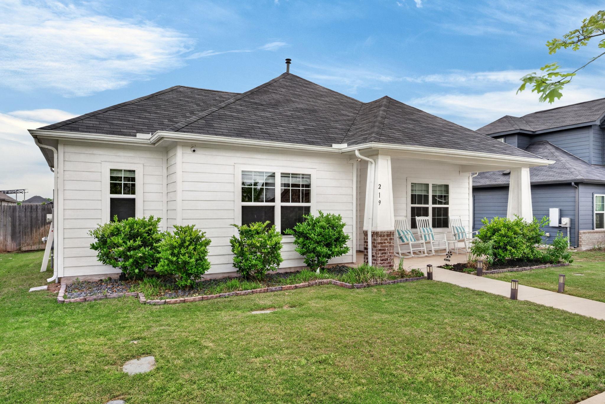 219 Roaming Dr, Hutto, TX 78634
