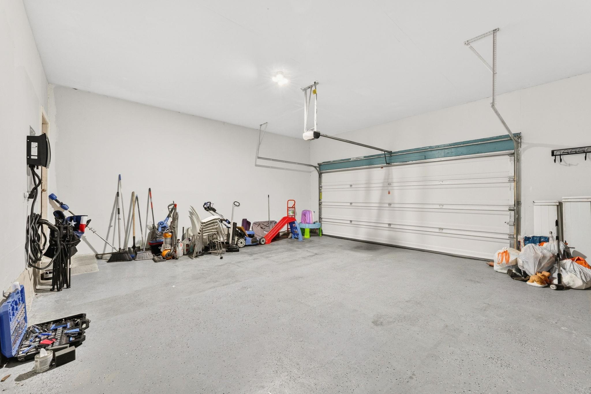 219 Roaming Dr, Hutto, TX 78634