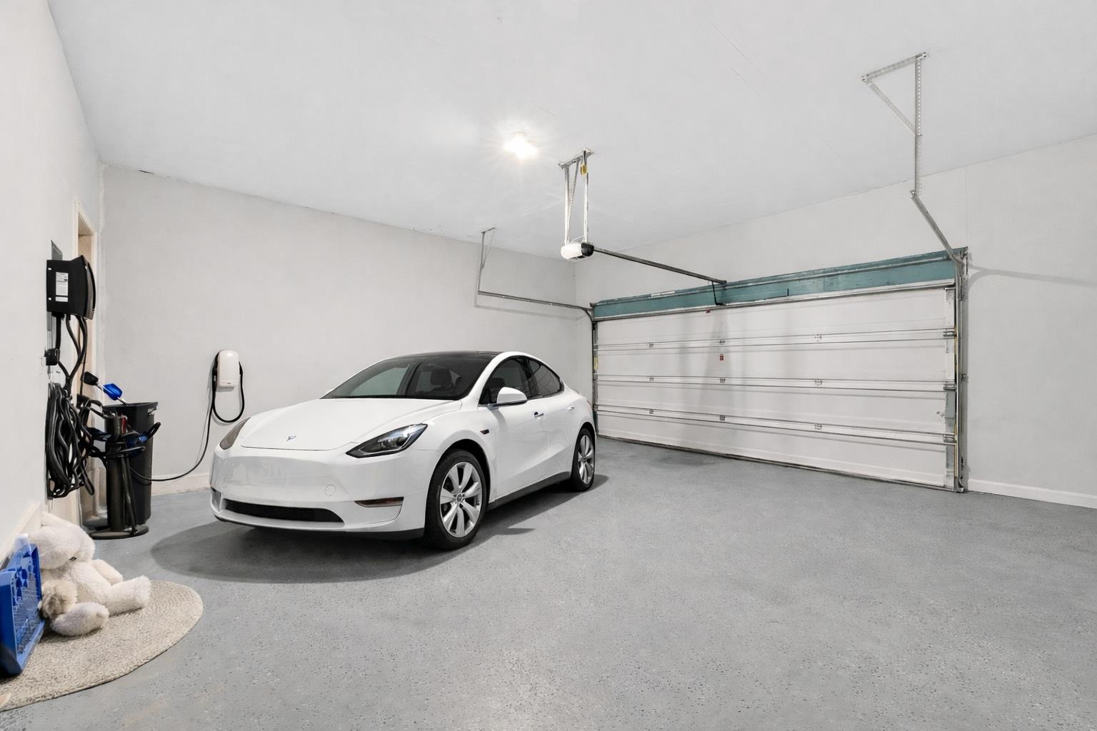 219 Roaming Dr, Hutto, TX 78634