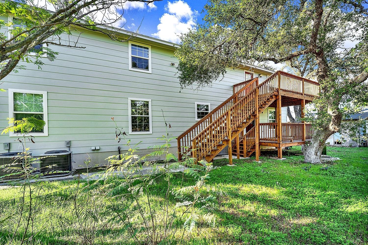 207 Oakwood Loop, San Marcos, TX 78666