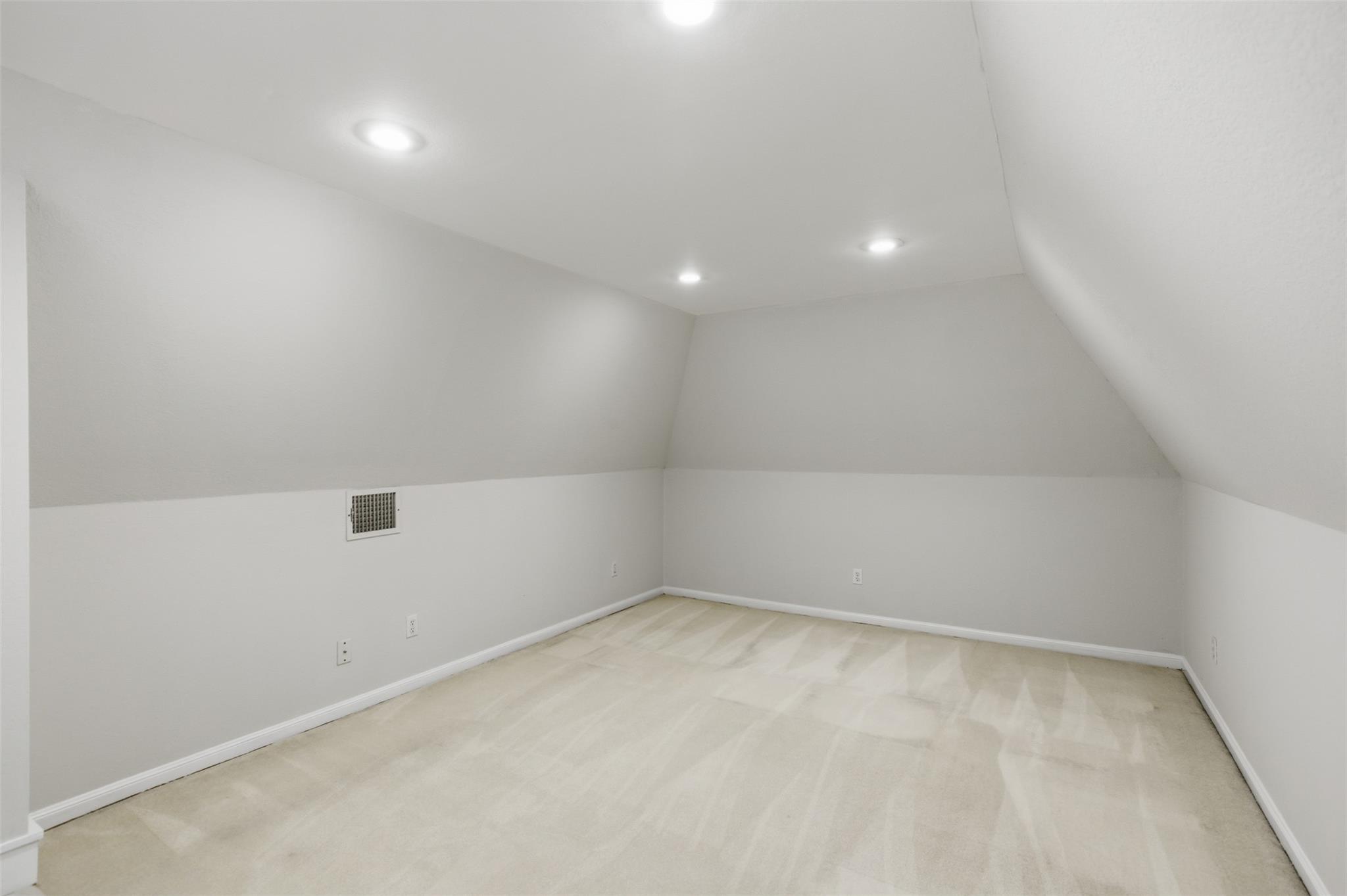 9 Hillway Dr, Round Rock, TX 78664