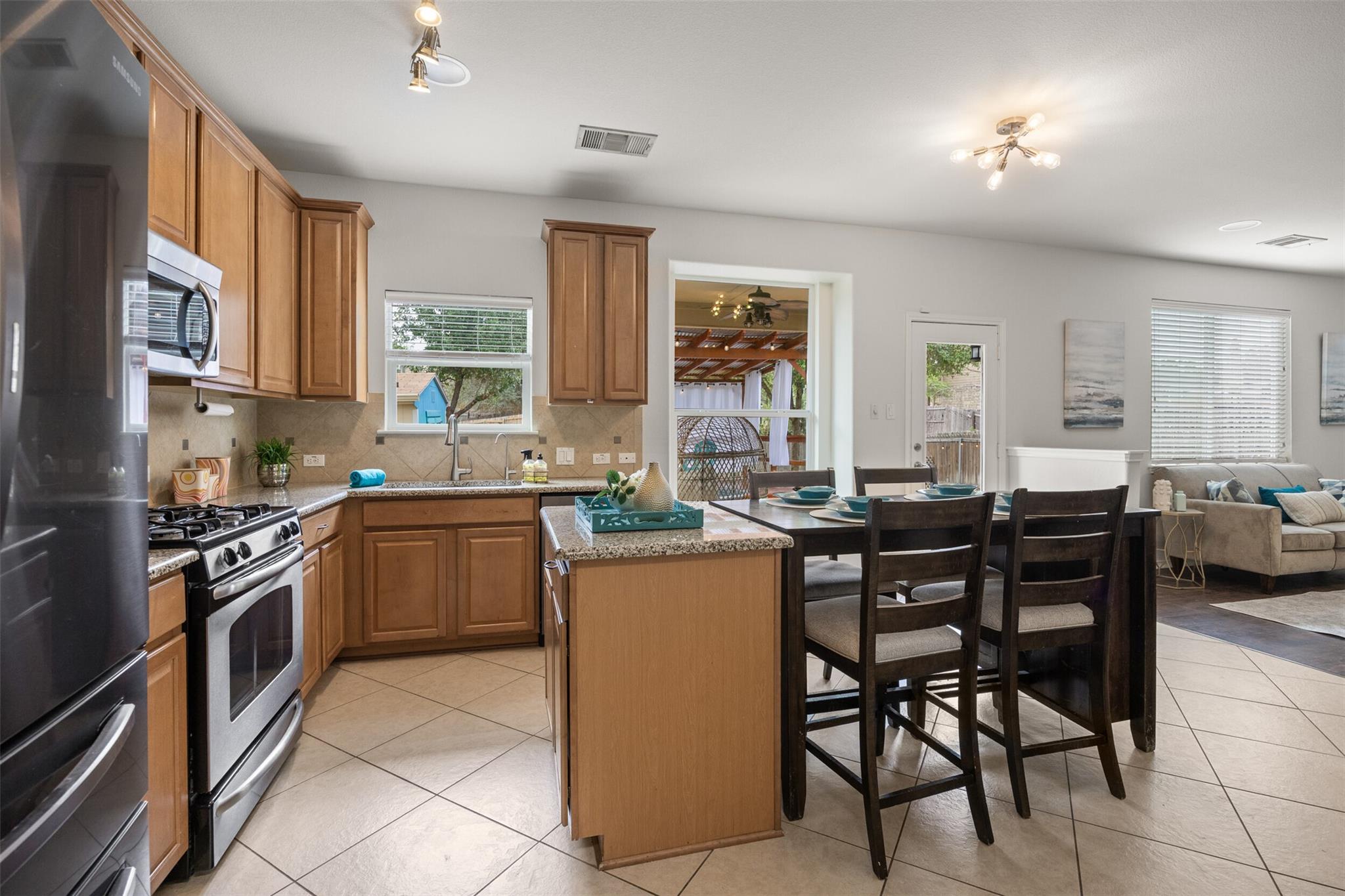 1072 Four Seasons Farm Dr, Kyle, TX 78640