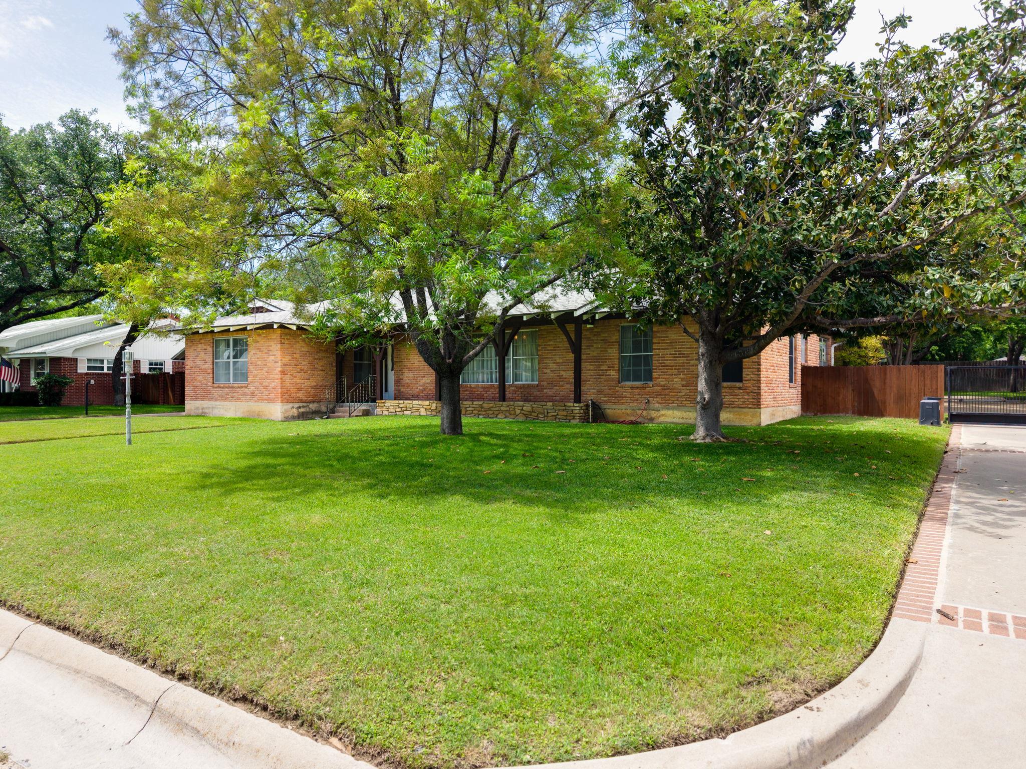1409 W North Ave, Lampasas, TX 76550