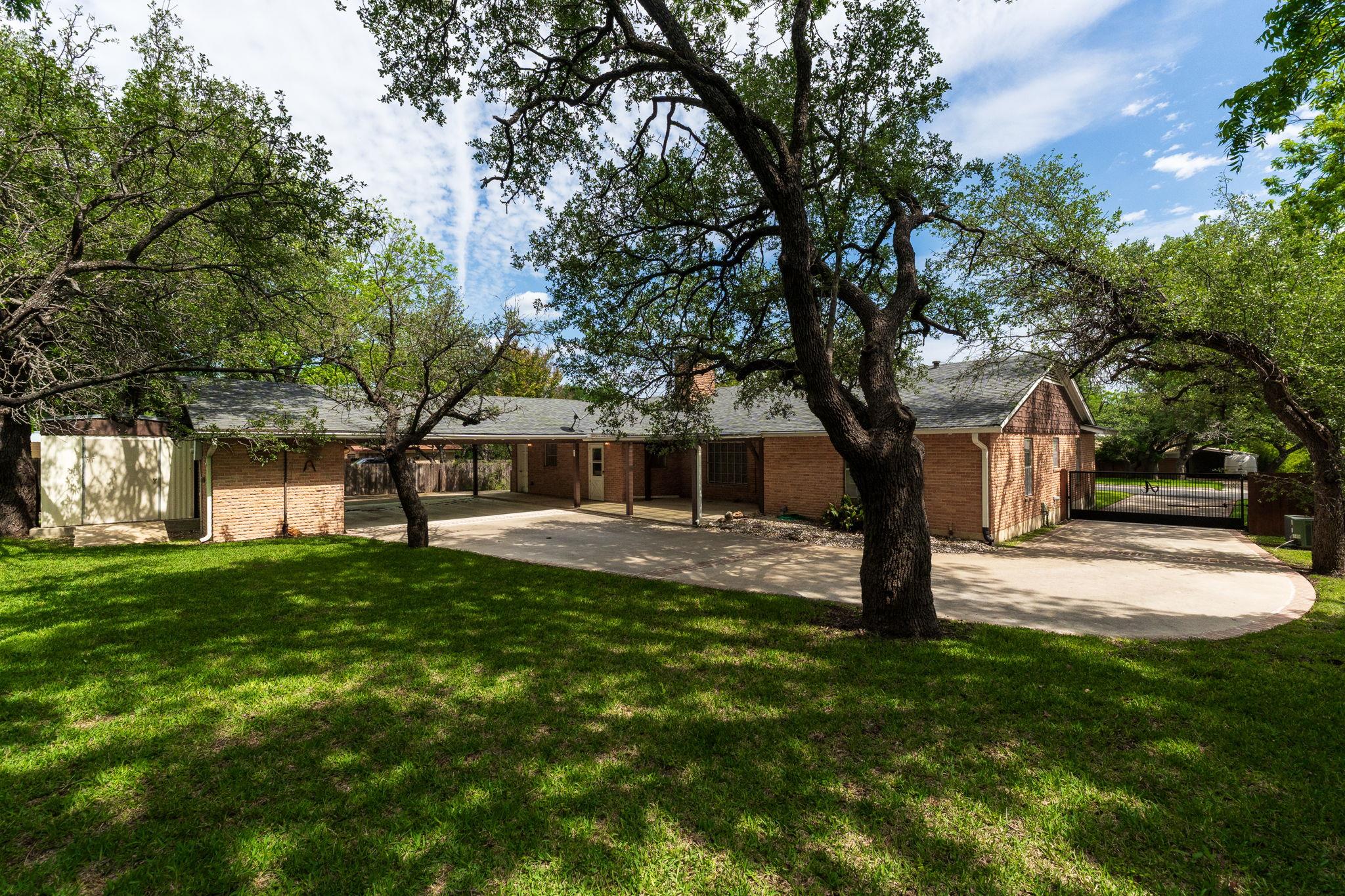 1409 W North Ave, Lampasas, TX 76550