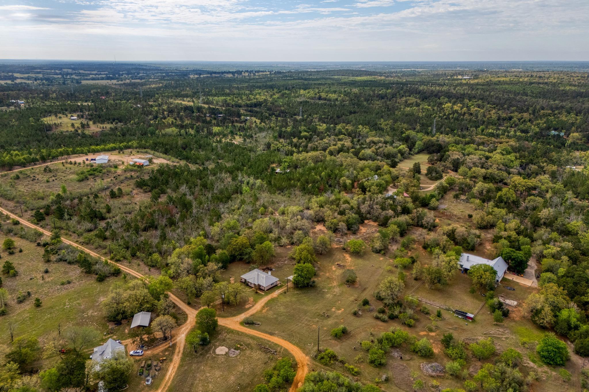 185 E Broken Tree Ln, Smithville, TX 78957