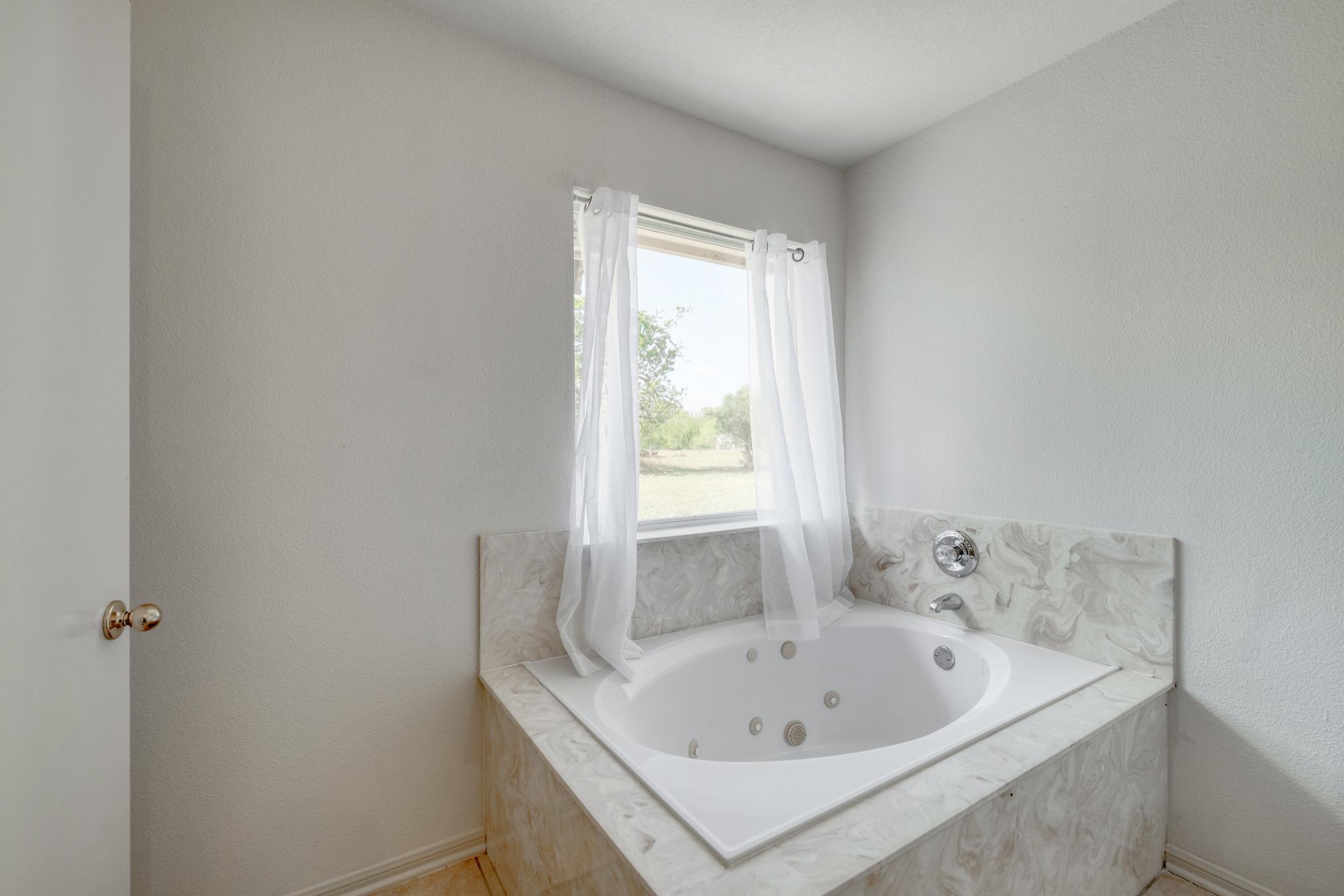 185 E Broken Tree Ln, Smithville, TX 78957