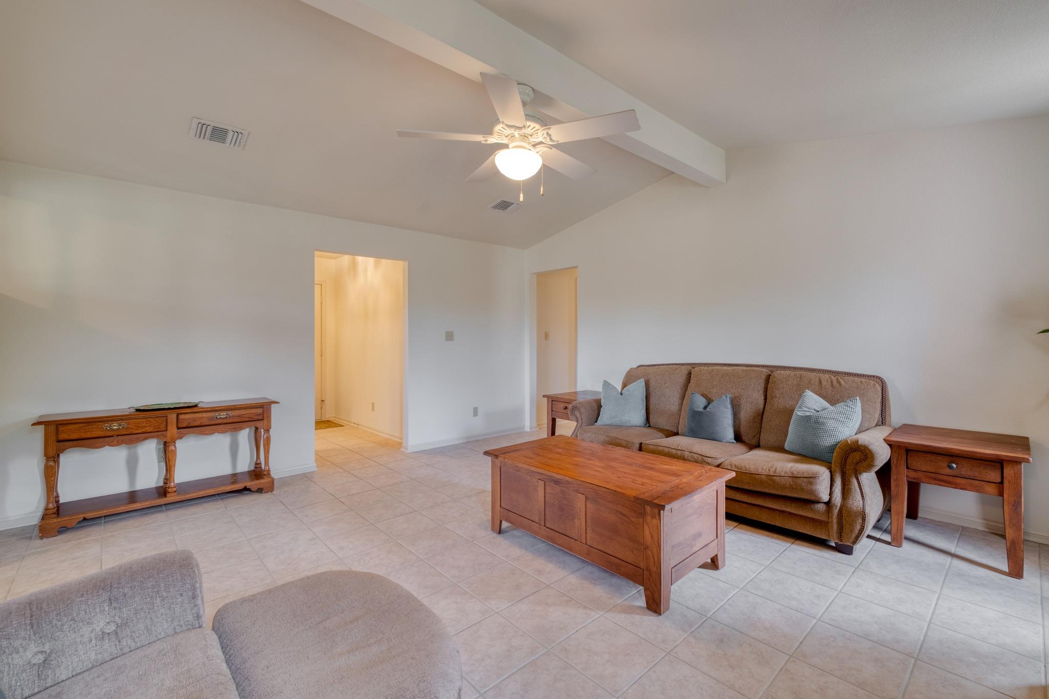 185 E Broken Tree Ln, Smithville, TX 78957