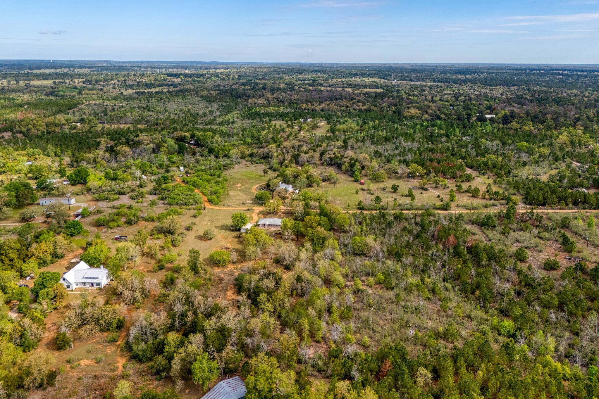 185 E Broken Tree Ln, Smithville, TX 78957