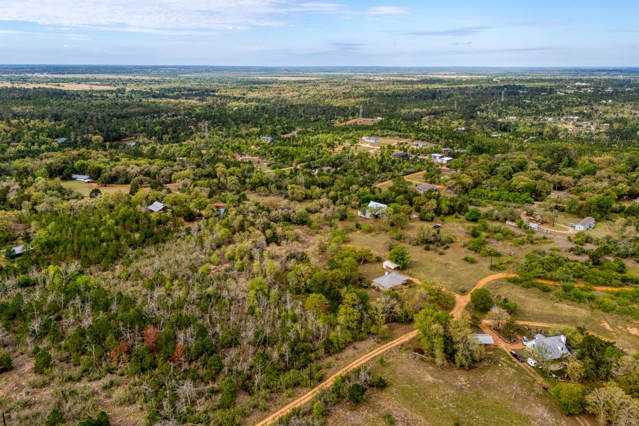 185 E Broken Tree Ln, Smithville, TX 78957