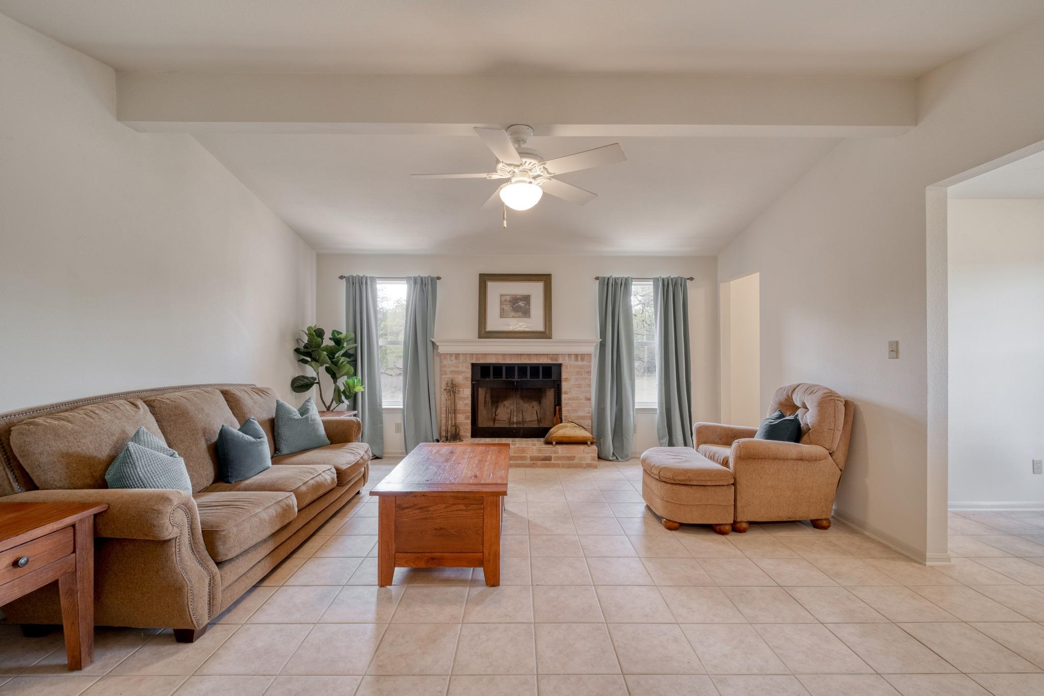 185 E Broken Tree Ln, Smithville, TX 78957