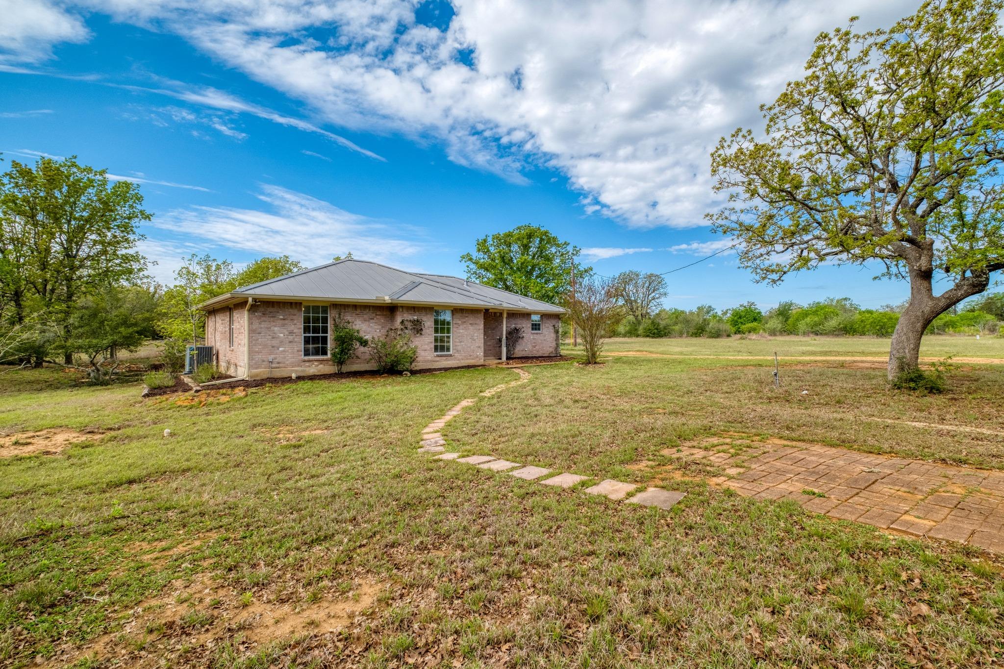 185 E Broken Tree Ln, Smithville, TX 78957