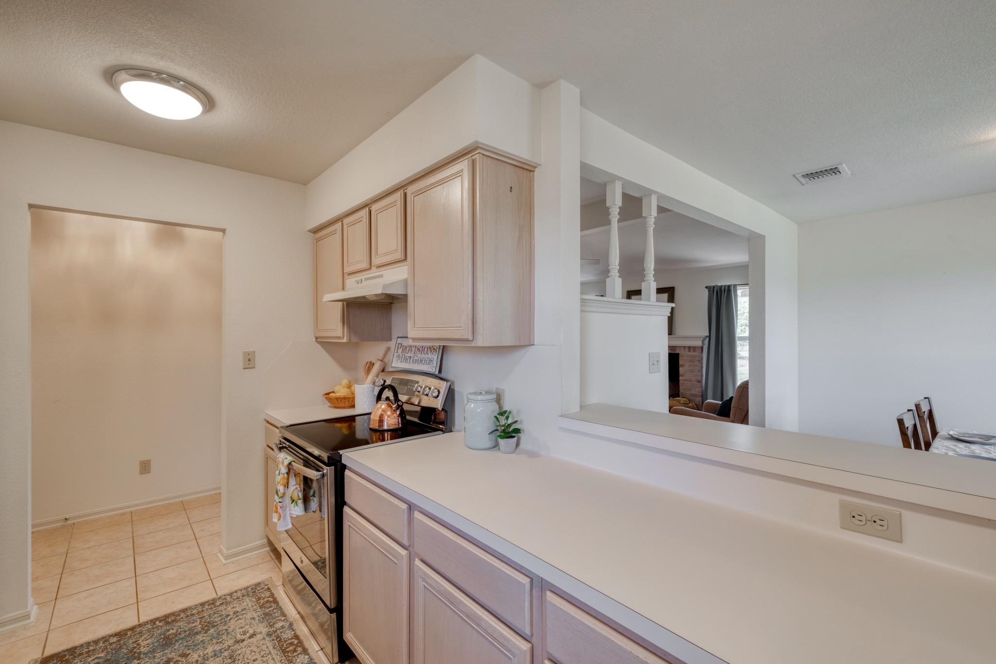 185 E Broken Tree Ln, Smithville, TX 78957