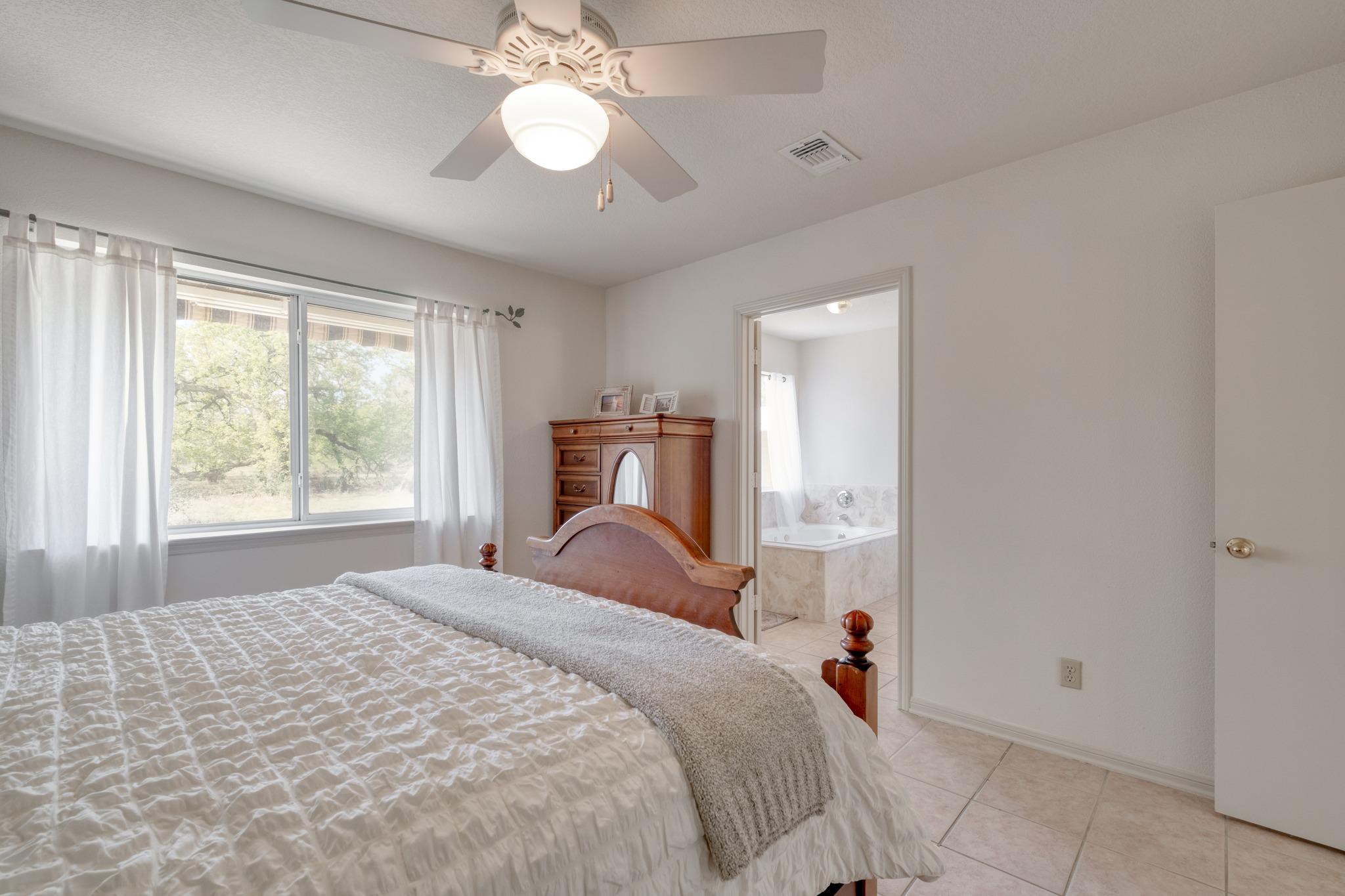 185 E Broken Tree Ln, Smithville, TX 78957