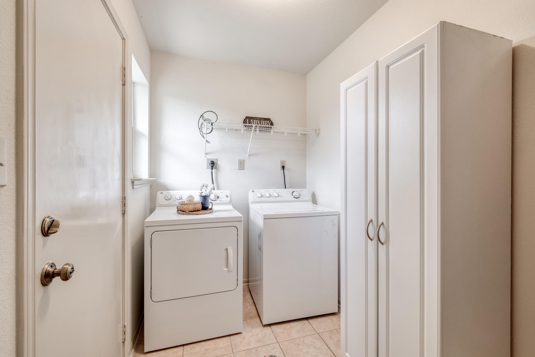 185 E Broken Tree Ln, Smithville, TX 78957