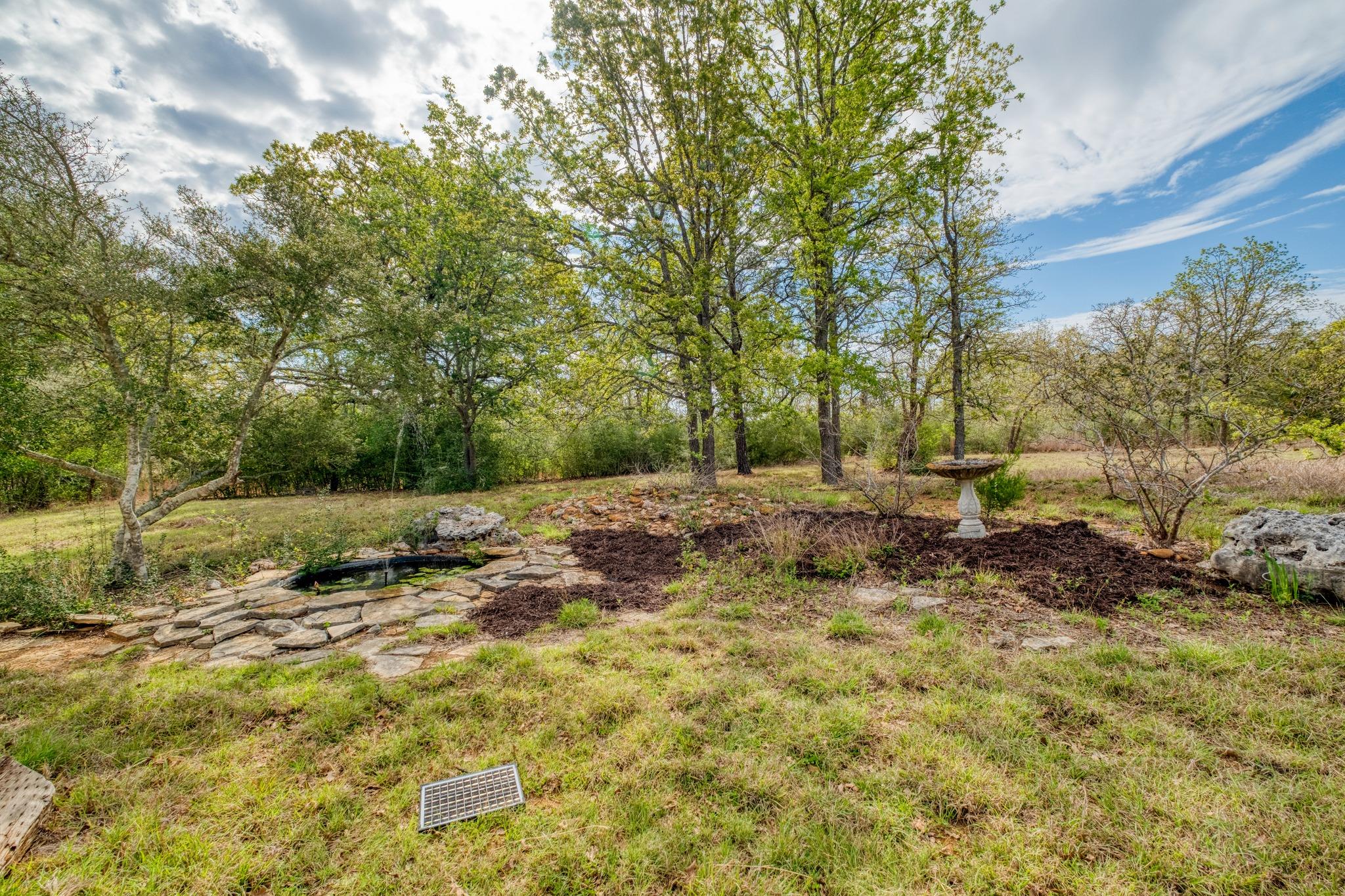 185 E Broken Tree Ln, Smithville, TX 78957