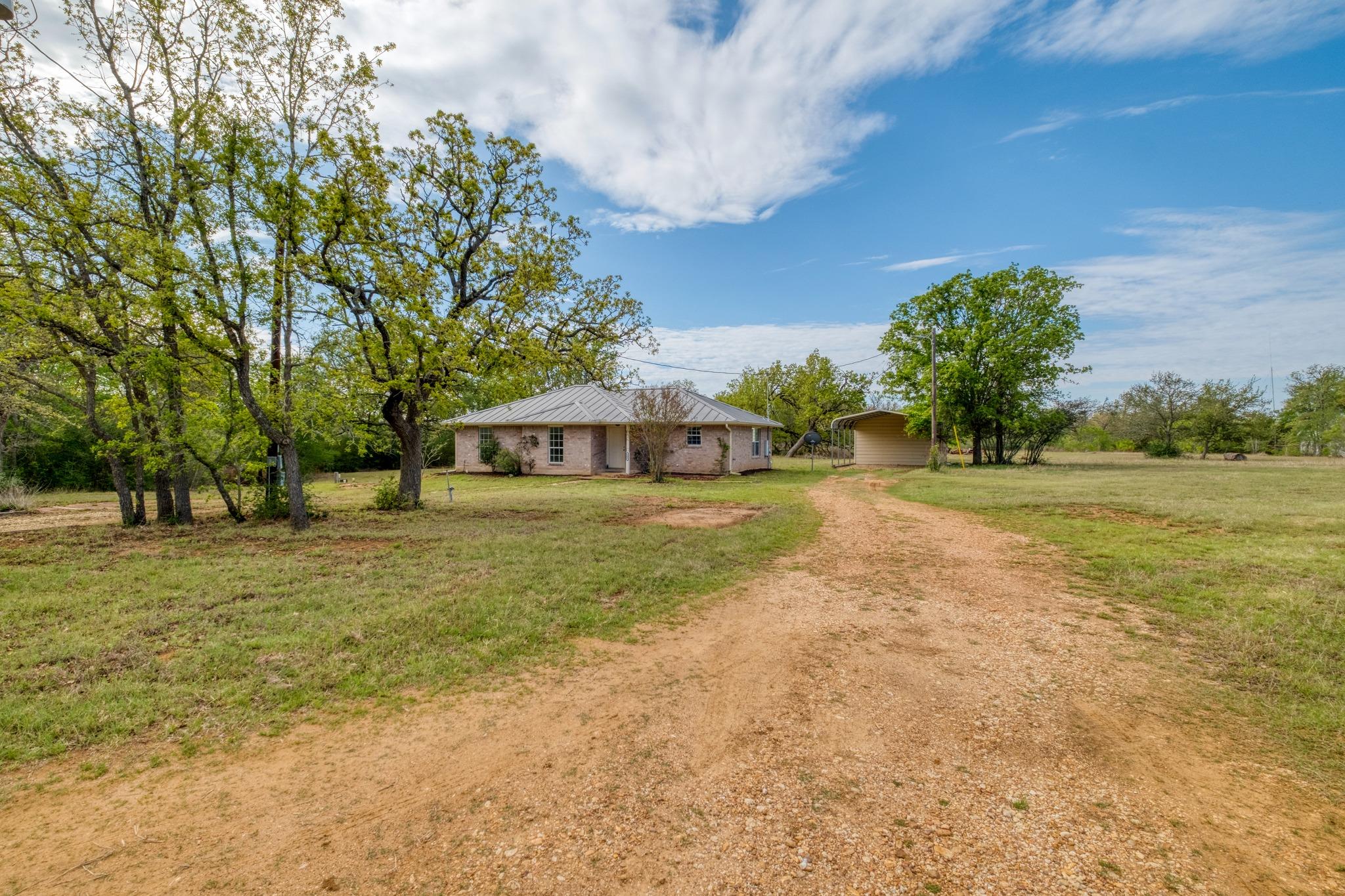 185 E Broken Tree Ln, Smithville, TX 78957