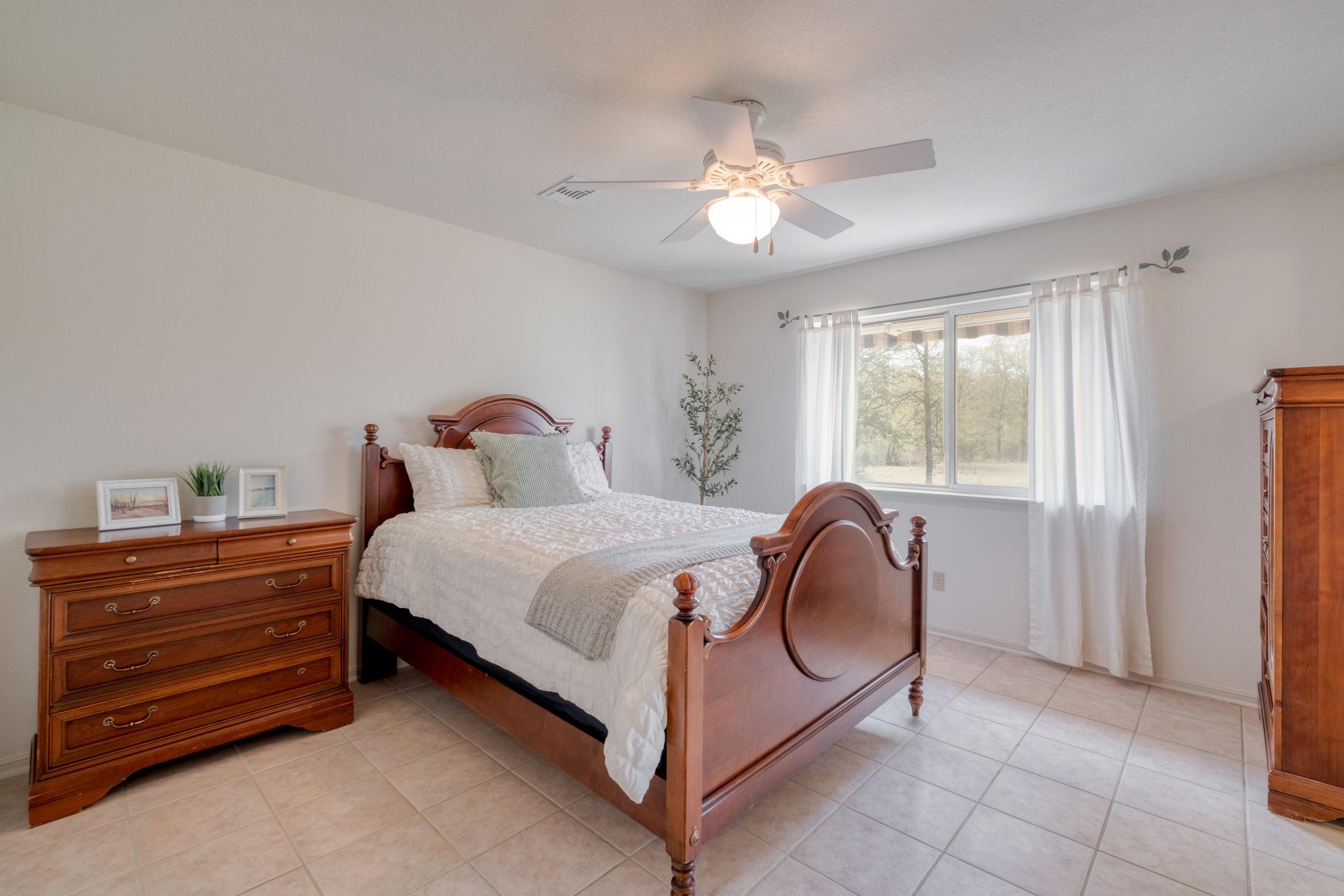 185 E Broken Tree Ln, Smithville, TX 78957