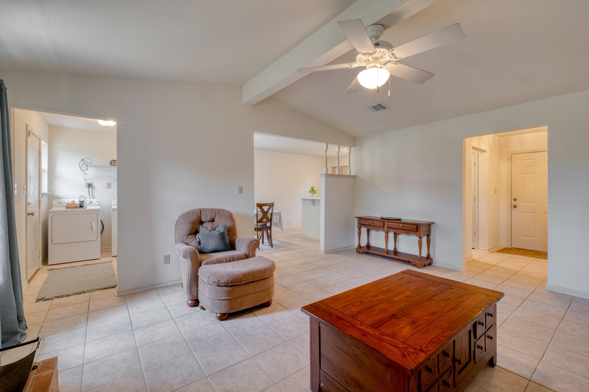 185 E Broken Tree Ln, Smithville, TX 78957