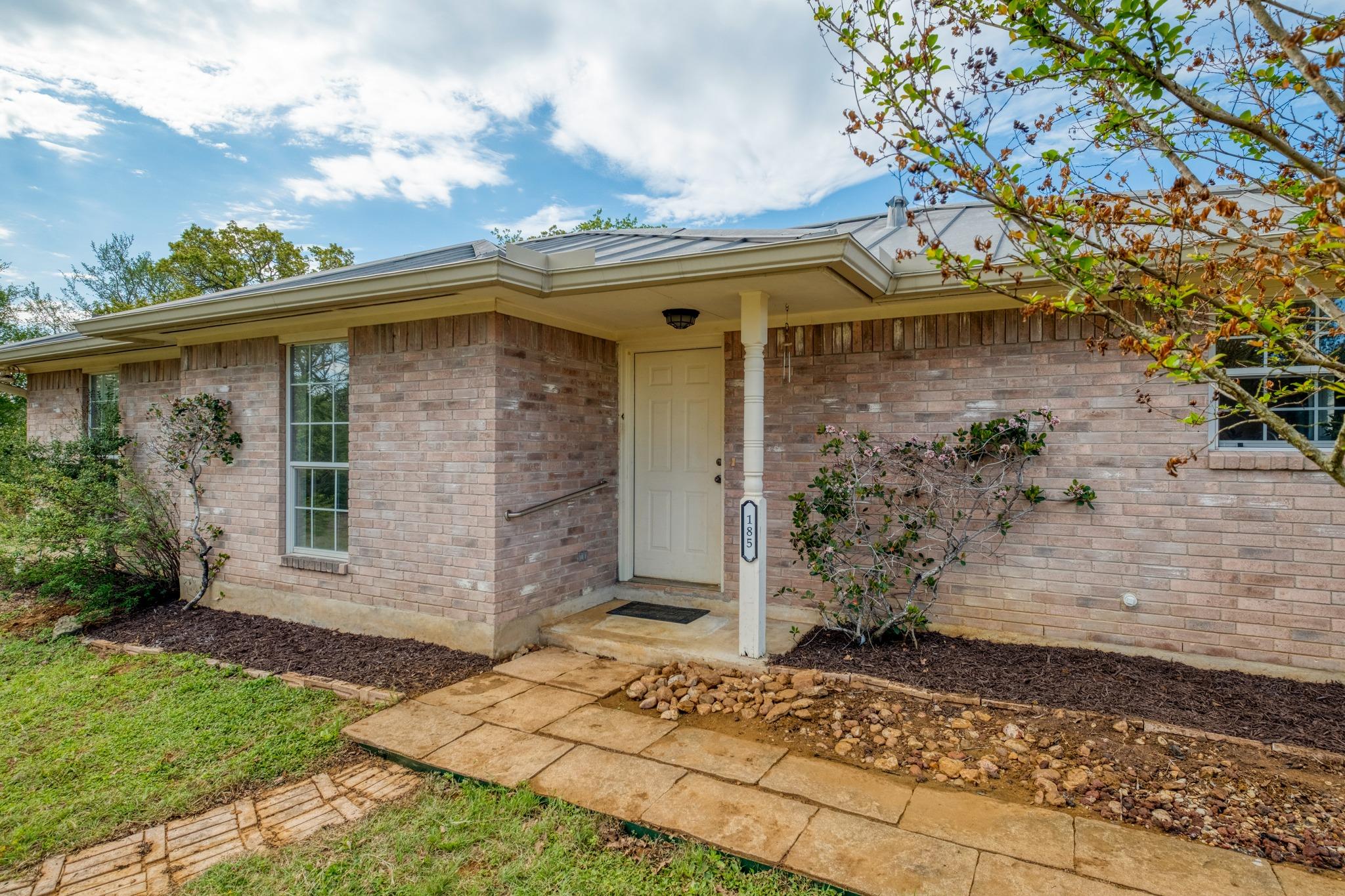 185 E Broken Tree Ln, Smithville, TX 78957