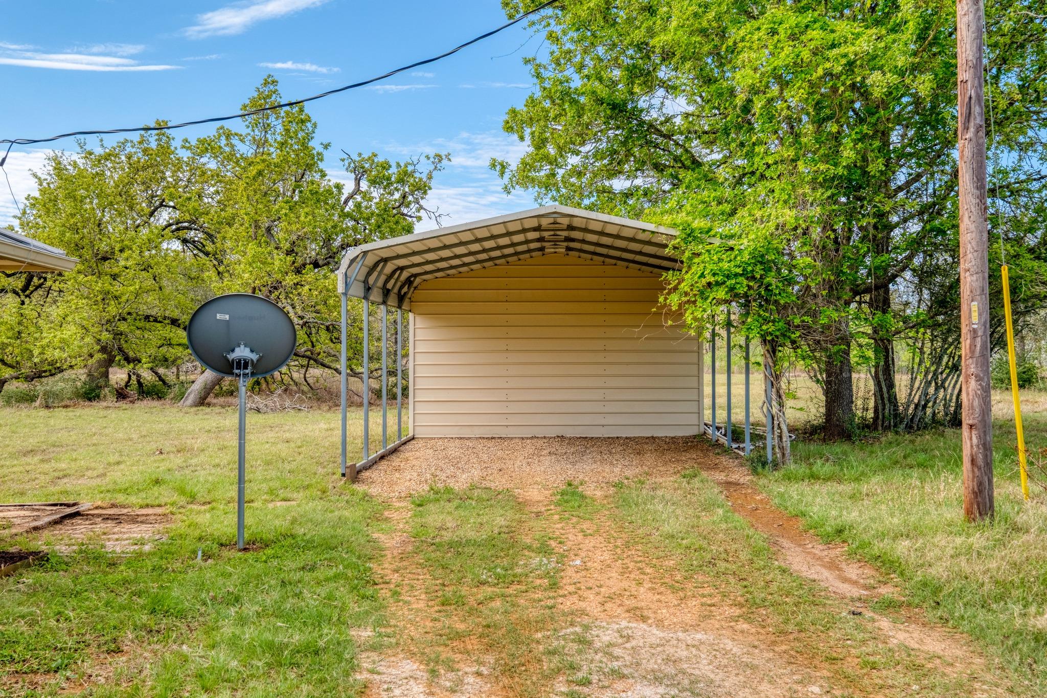 185 E Broken Tree Ln, Smithville, TX 78957