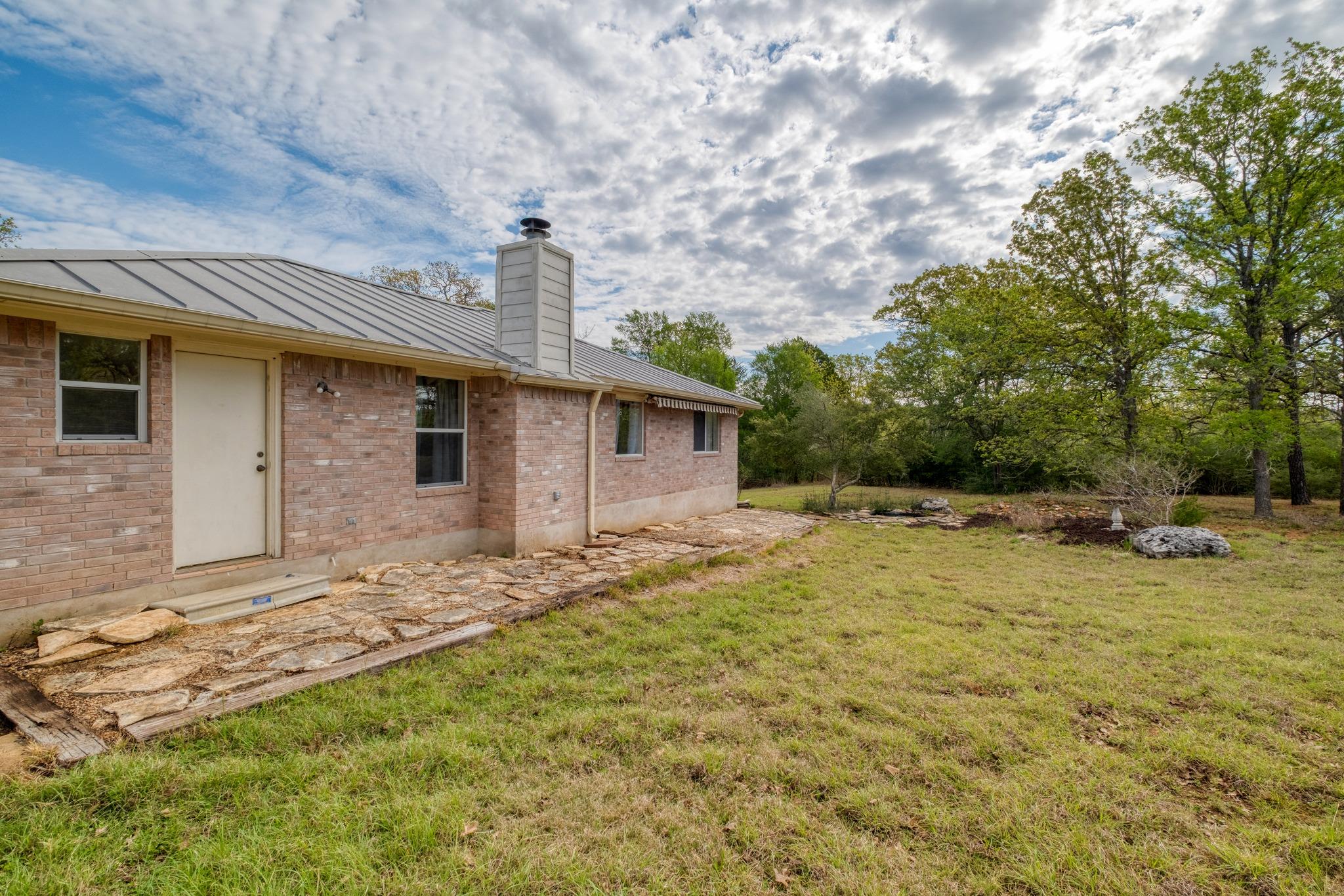 185 E Broken Tree Ln, Smithville, TX 78957
