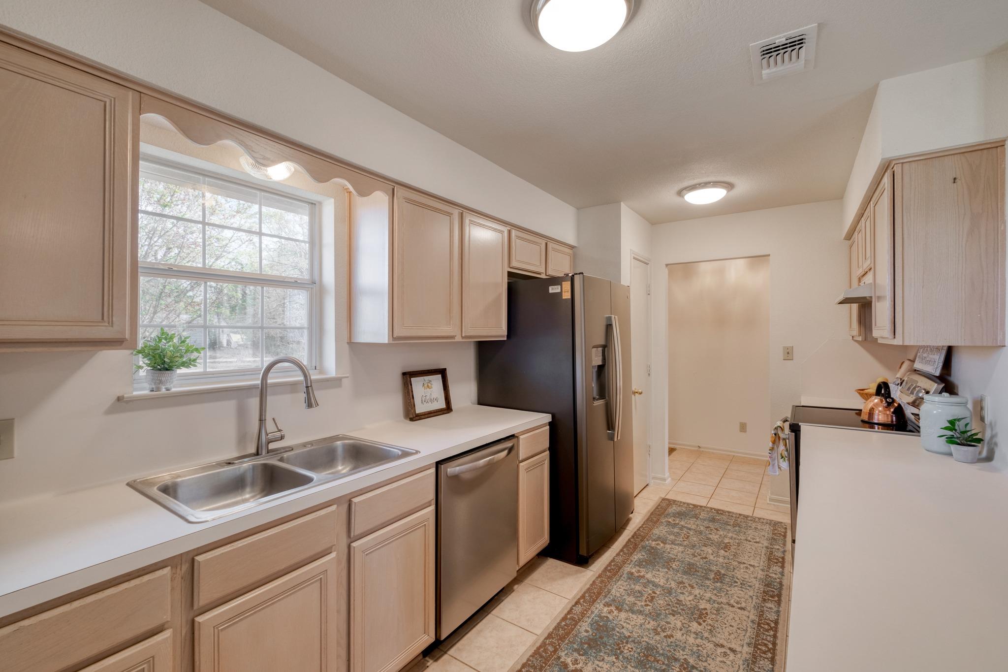 185 E Broken Tree Ln, Smithville, TX 78957