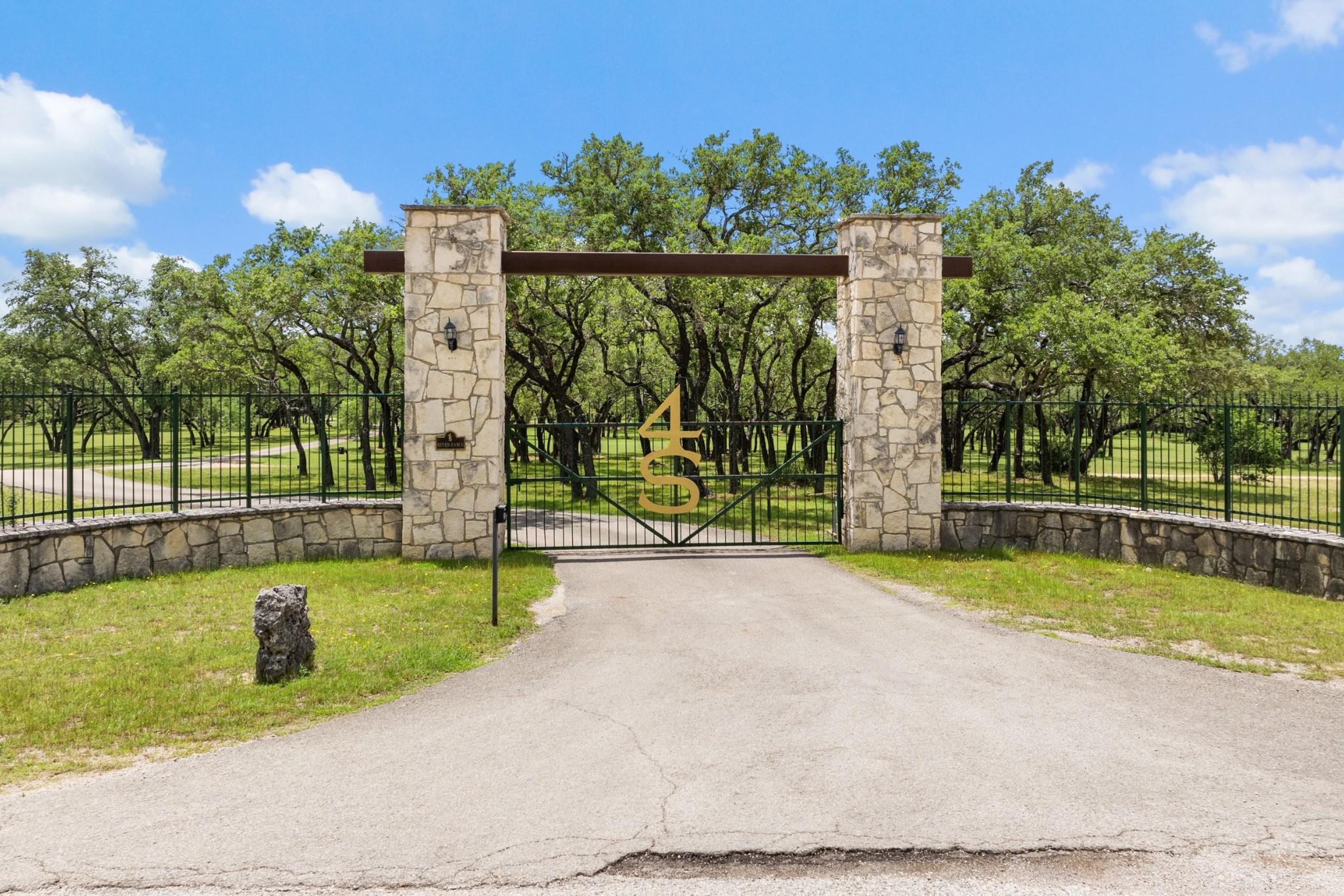 5055 Wayside Dr, Wimberley, TX 78676