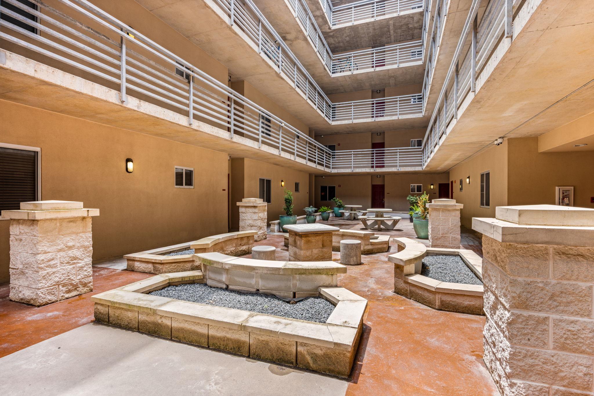 711 W 26th St # 303, Austin, TX 78705