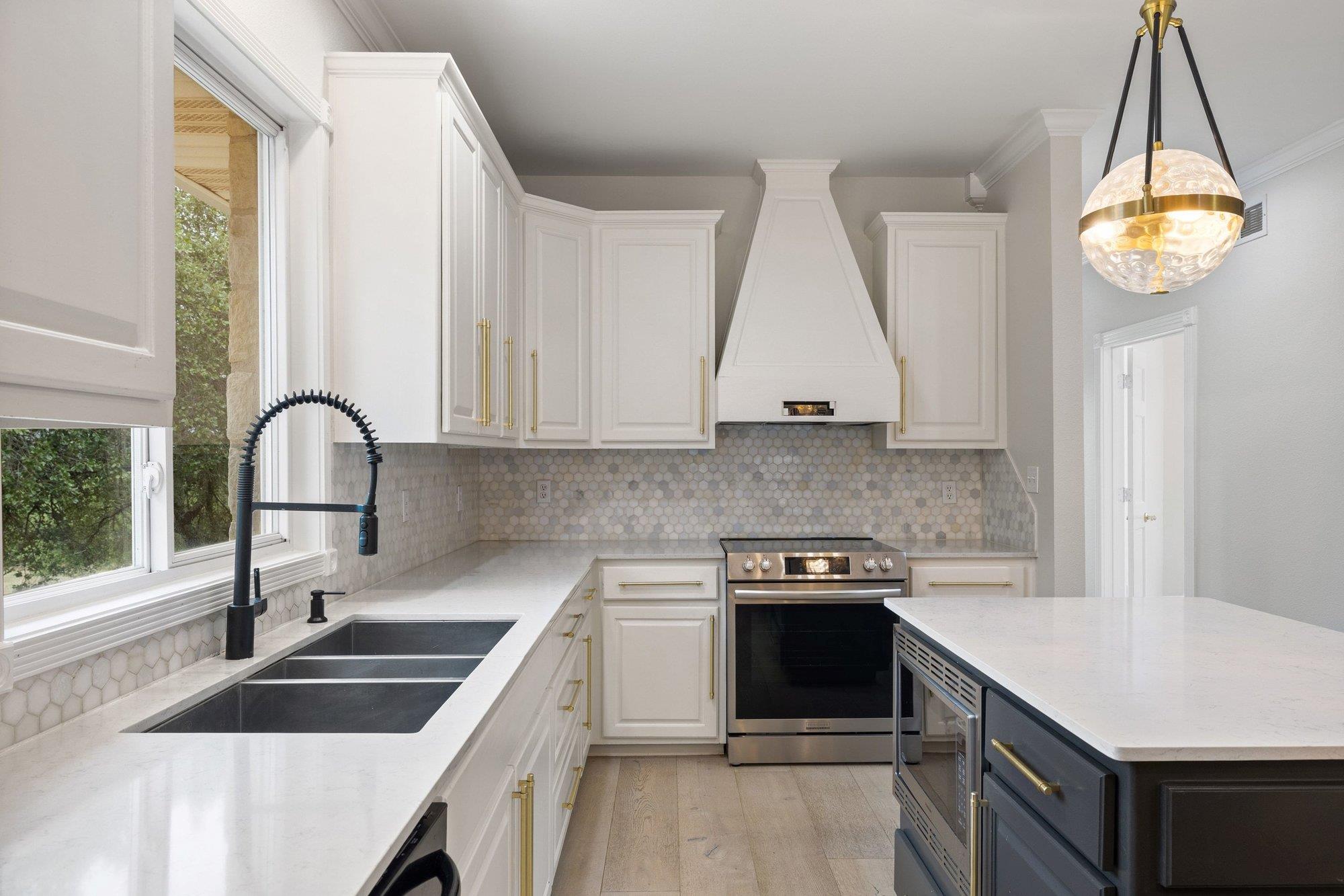 4915 Canyon Ranch Trl, Spicewood, TX 78669