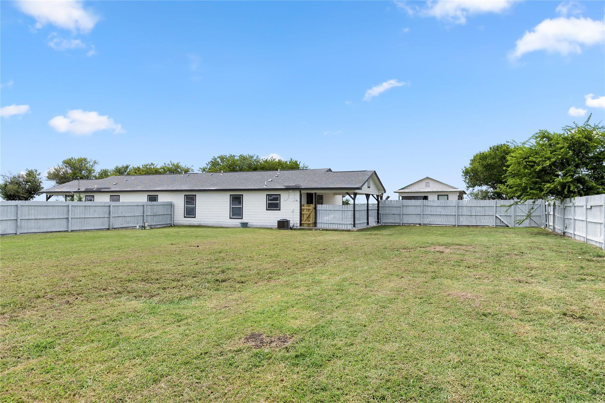 108 GM Ln, San Marcos, TX 78666