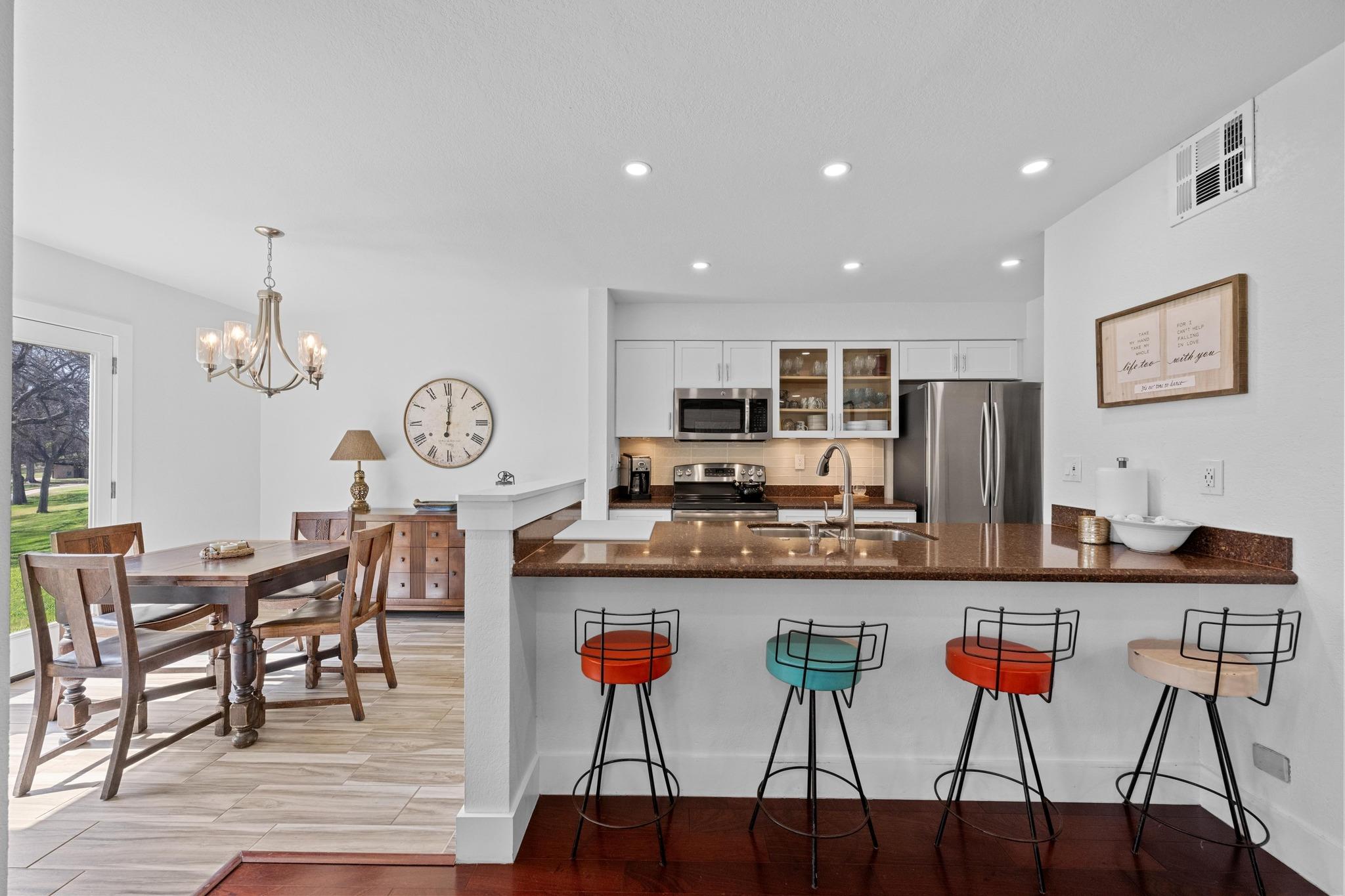 100 Lido Cir # B2, Lakeway, TX 78734