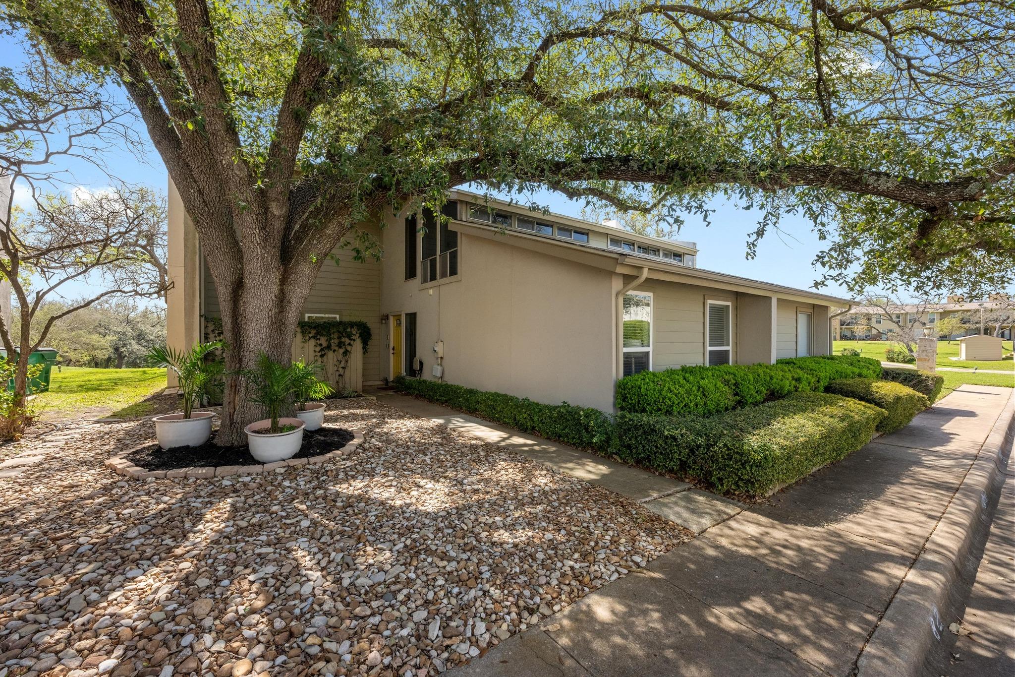 100 Lido Cir # B2, Lakeway, TX 78734
