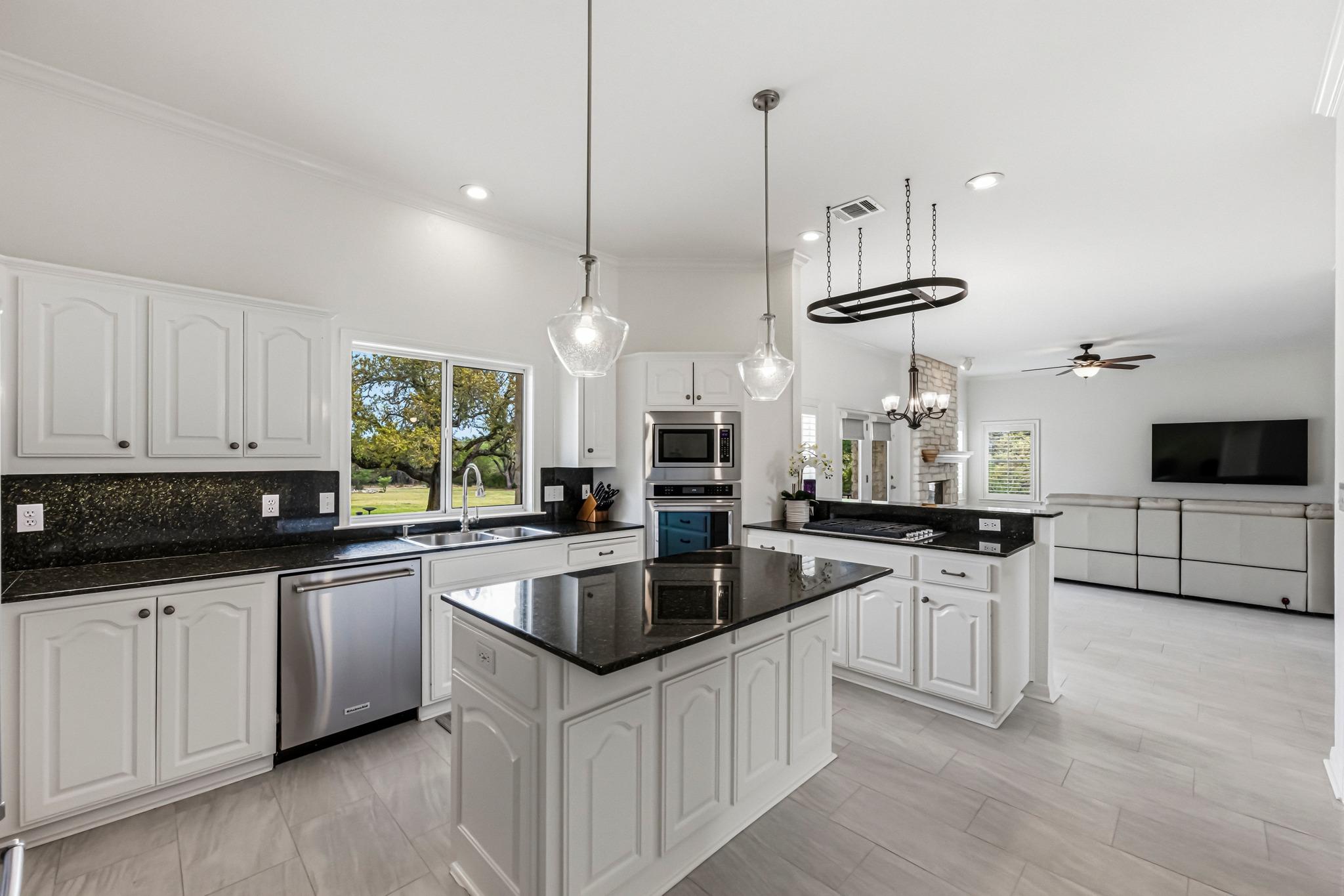 900 Canyonwood Dr, Dripping Springs, TX 78620