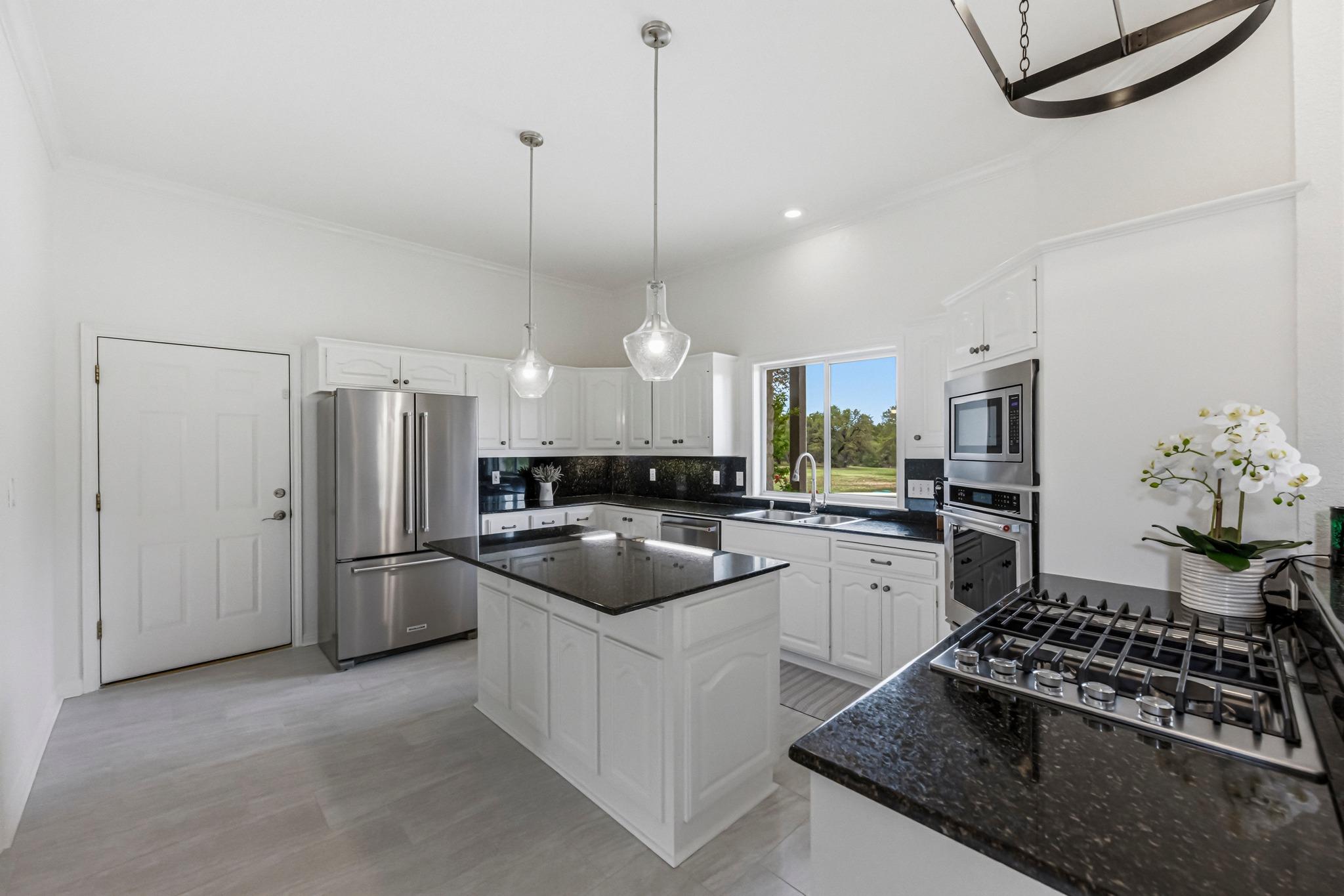 900 Canyonwood Dr, Dripping Springs, TX 78620