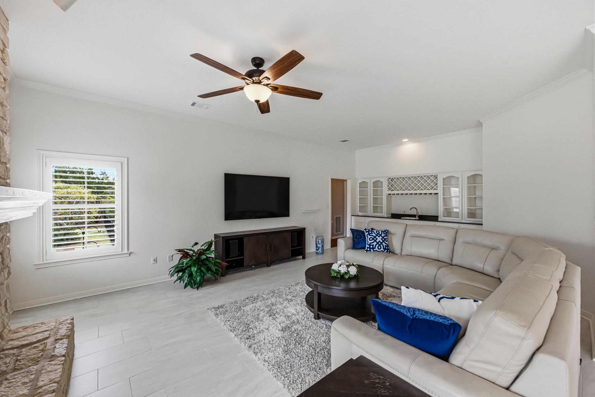 900 Canyonwood Dr, Dripping Springs, TX 78620