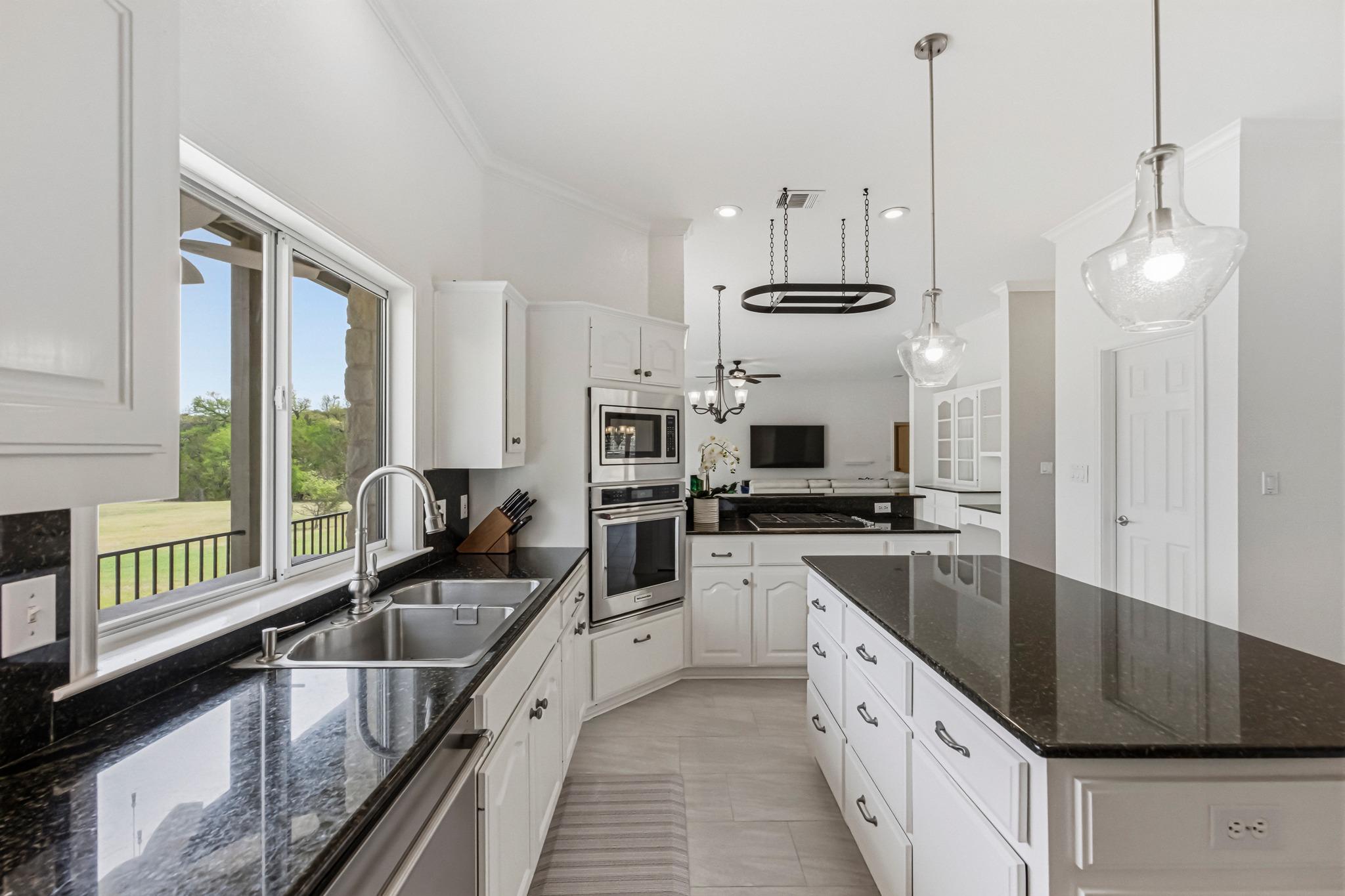 900 Canyonwood Dr, Dripping Springs, TX 78620