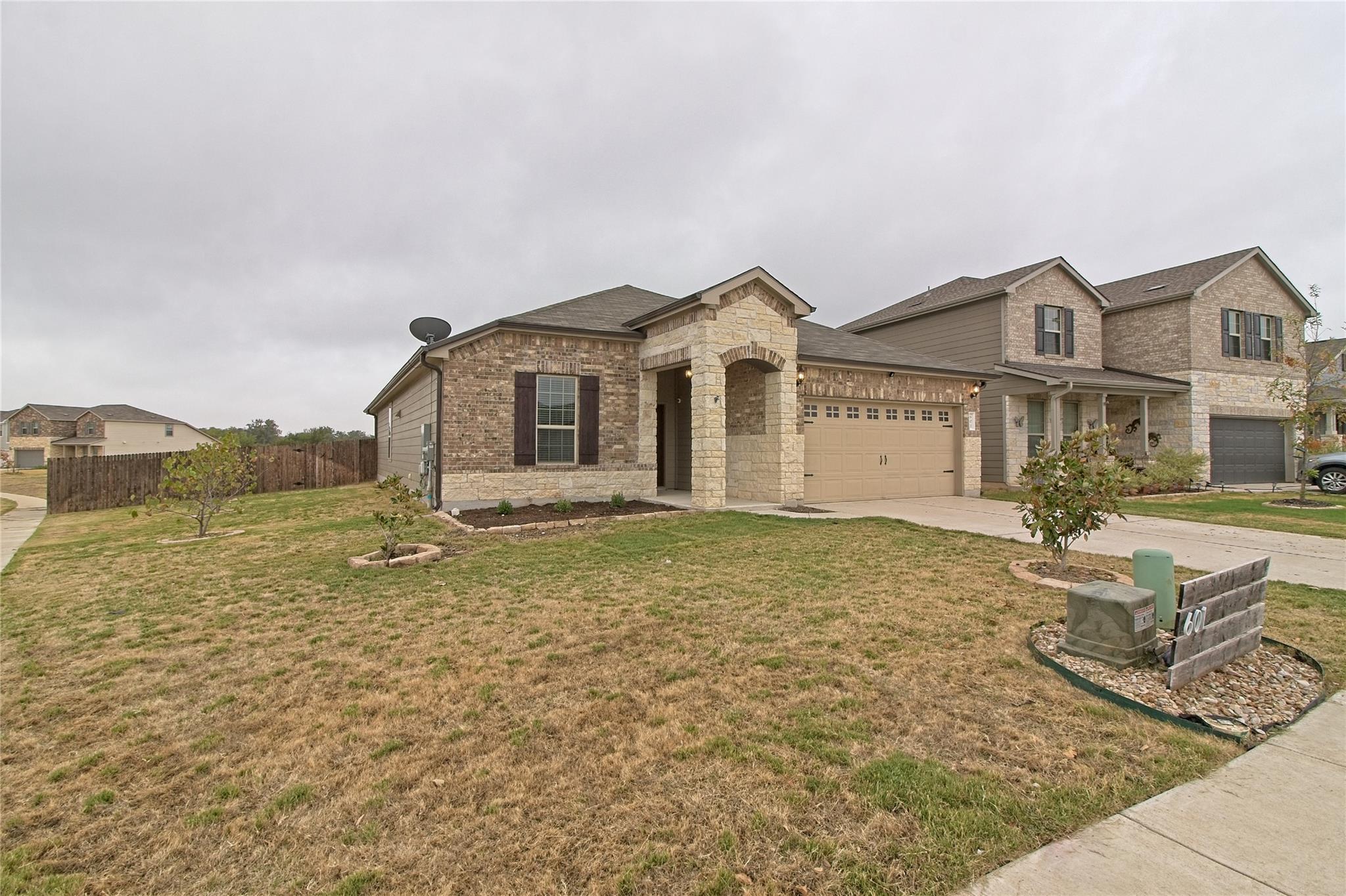 601 Hummingbird Ln, Leander, TX 78641
