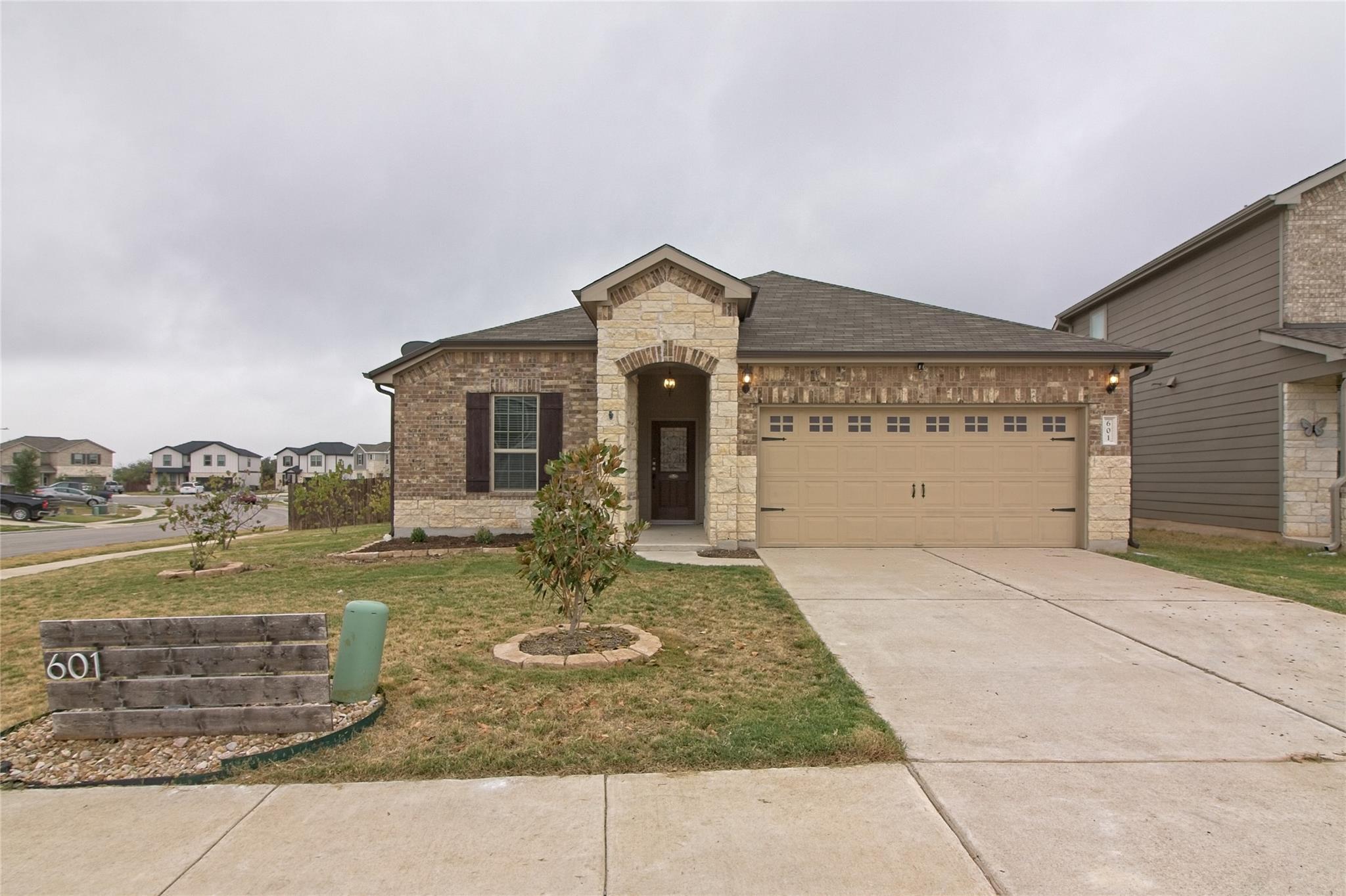 601 Hummingbird Ln, Leander, TX 78641