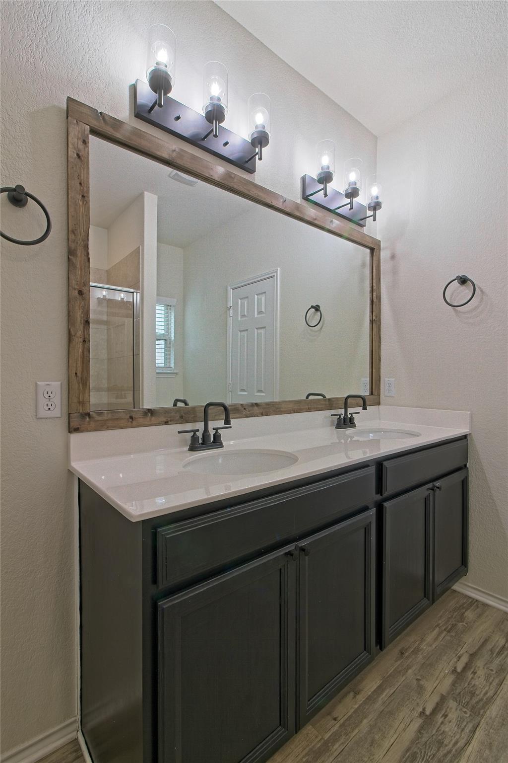 601 Hummingbird Ln, Leander, TX 78641