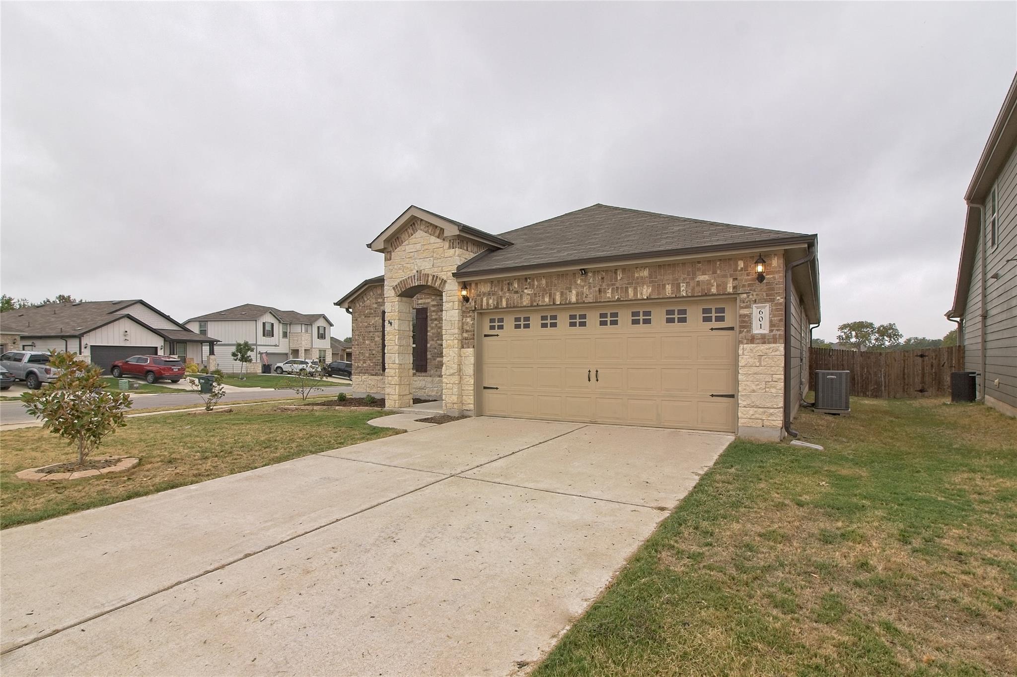 601 Hummingbird Ln, Leander, TX 78641