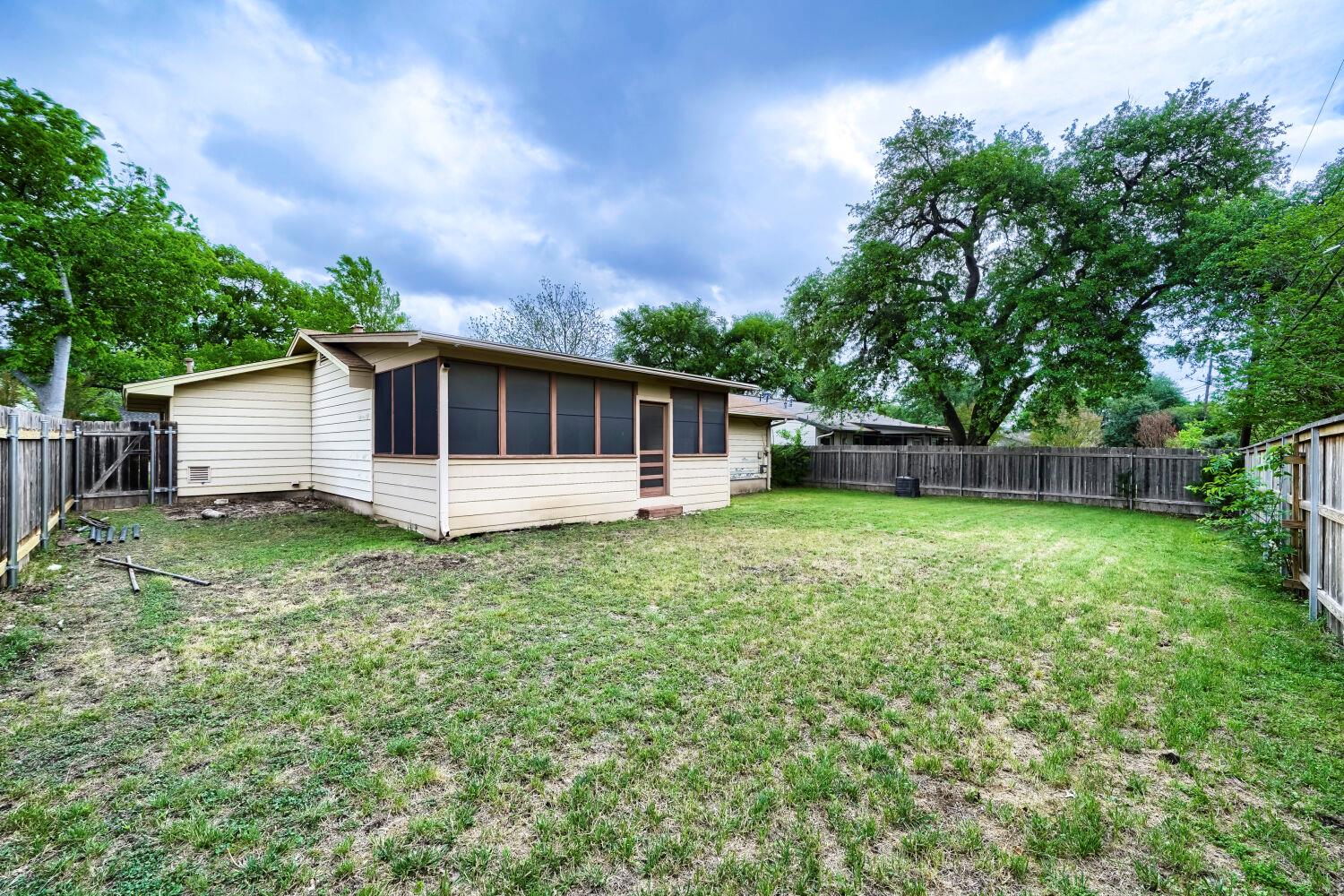 1909 Burbank St, Austin, TX 78757