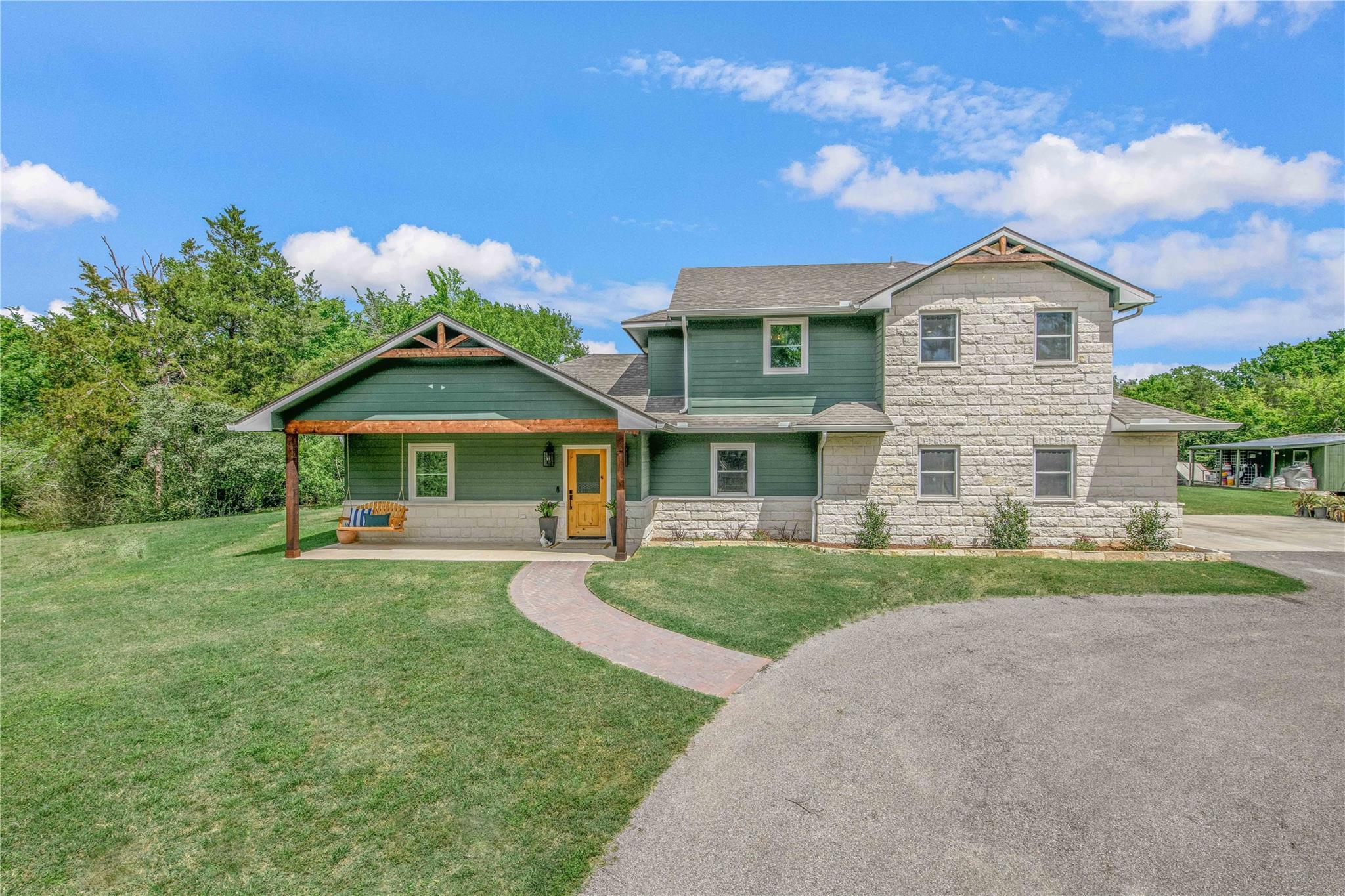 4855 Austins Creek Dr, Bryan, TX 77808